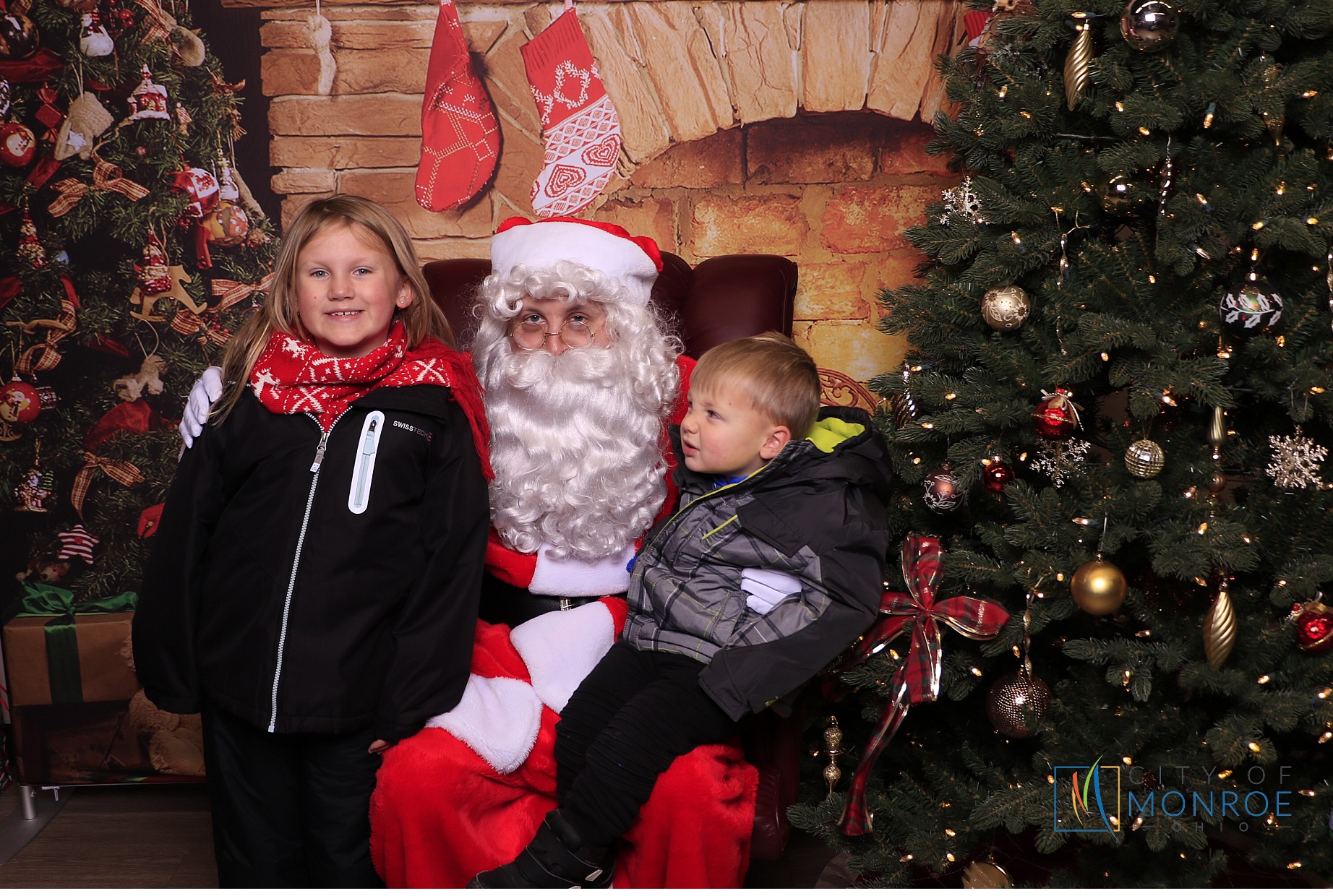 Monroe Christmas on the Plaza | View more photos from the event at gallery.photoboothcincy.com/u/PhotoBoothCincy/Monroe-Christmas-on-the-Plaza