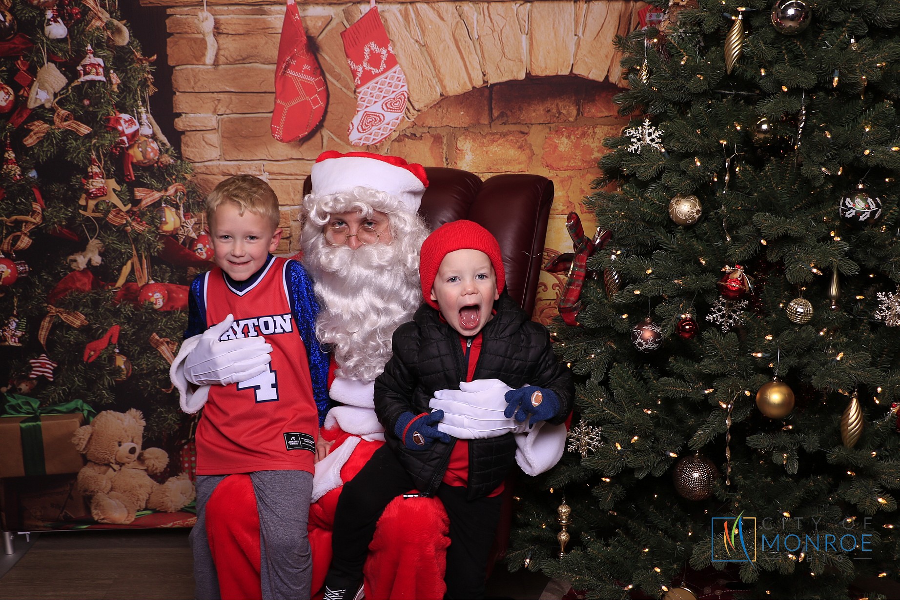 Monroe Christmas on the Plaza | View more photos from the event at gallery.photoboothcincy.com/u/PhotoBoothCincy/Monroe-Christmas-on-the-Plaza