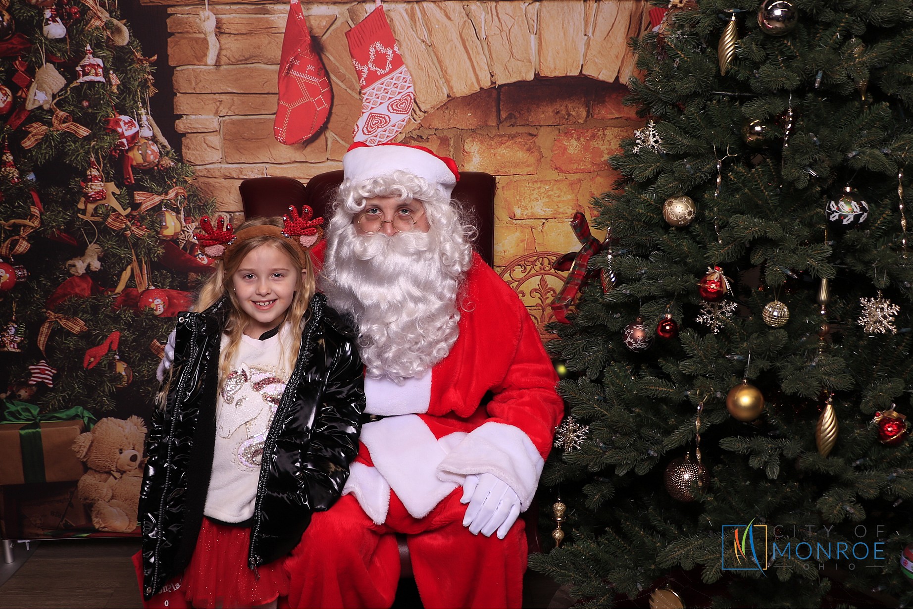 Monroe Christmas on the Plaza | View more photos from the event at gallery.photoboothcincy.com/u/PhotoBoothCincy/Monroe-Christmas-on-the-Plaza