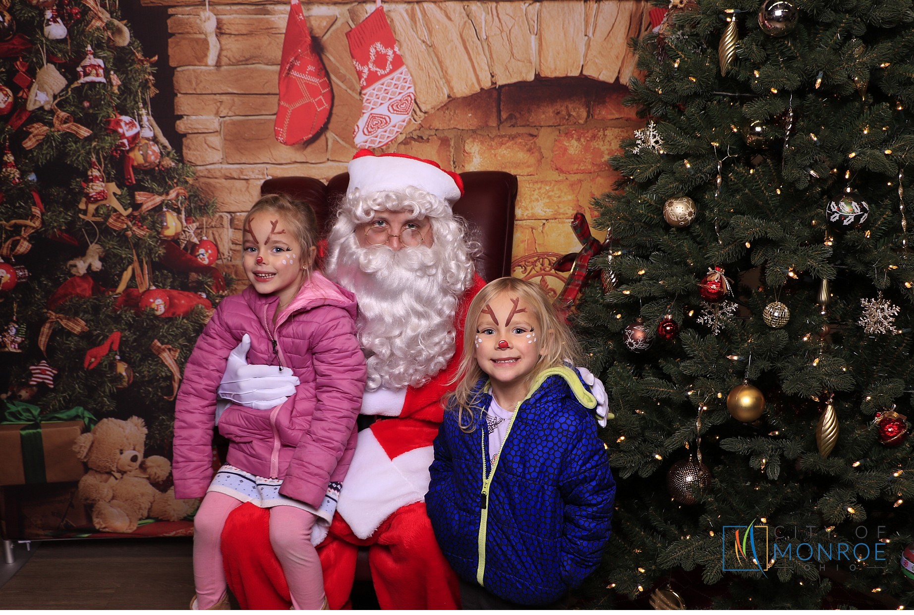 Monroe Christmas on the Plaza | View more photos from the event at gallery.photoboothcincy.com/u/PhotoBoothCincy/Monroe-Christmas-on-the-Plaza