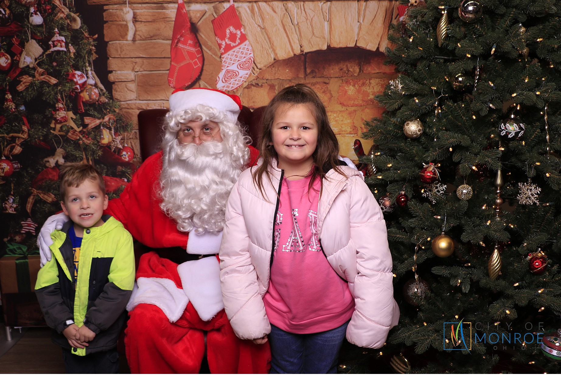 Monroe Christmas on the Plaza | View more photos from the event at gallery.photoboothcincy.com/u/PhotoBoothCincy/Monroe-Christmas-on-the-Plaza
