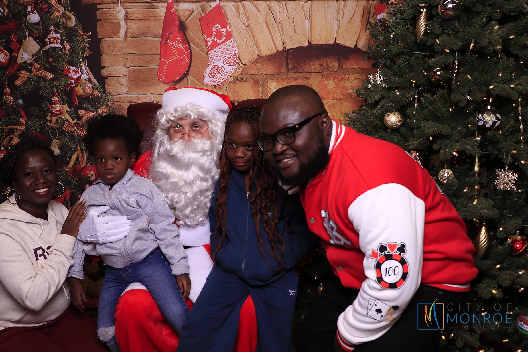 Monroe Christmas on the Plaza | View more photos from the event at gallery.photoboothcincy.com/u/PhotoBoothCincy/Monroe-Christmas-on-the-Plaza