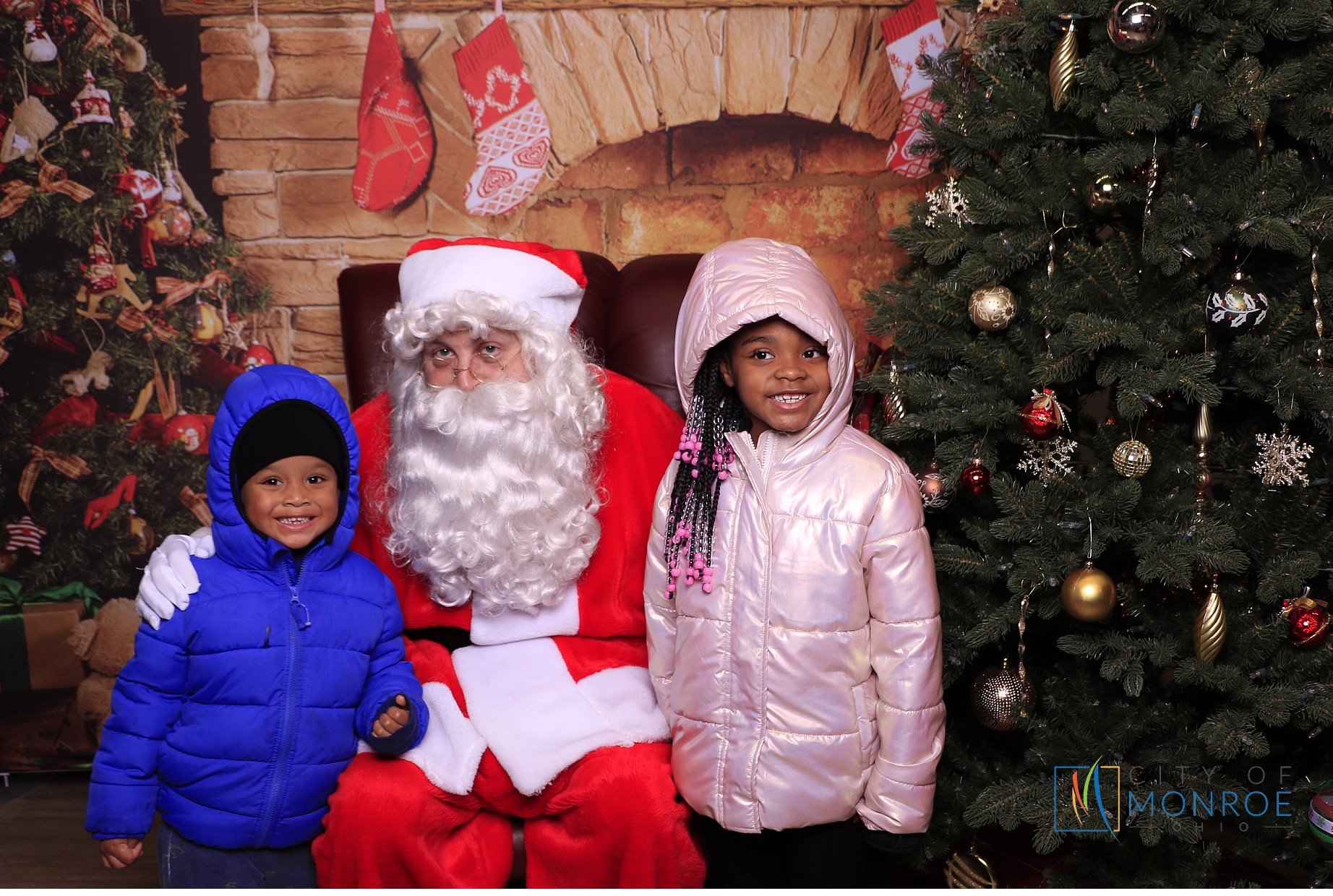 Monroe Christmas on the Plaza | View more photos from the event at gallery.photoboothcincy.com/u/PhotoBoothCincy/Monroe-Christmas-on-the-Plaza