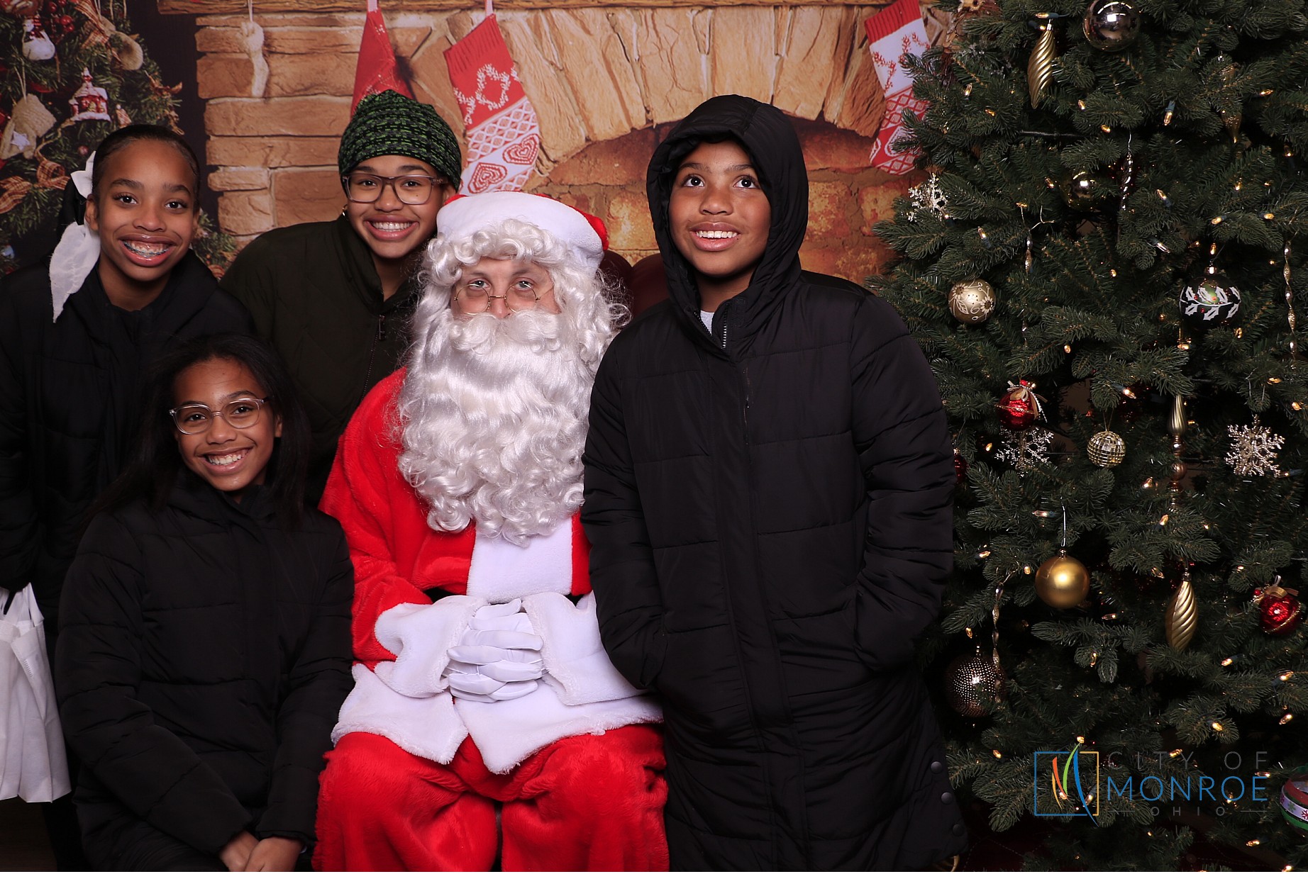 Monroe Christmas on the Plaza | View more photos from the event at gallery.photoboothcincy.com/u/PhotoBoothCincy/Monroe-Christmas-on-the-Plaza