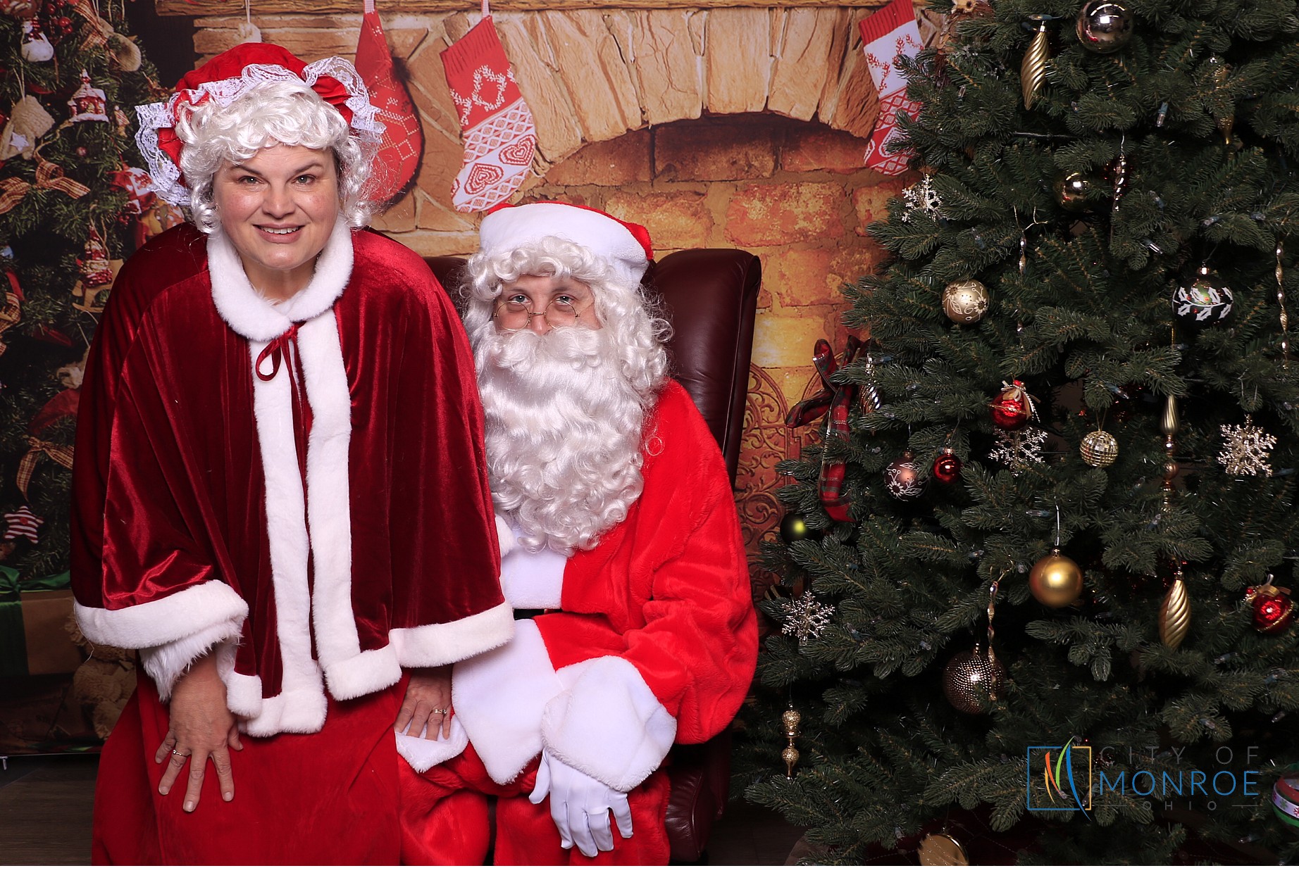Monroe Christmas on the Plaza | View more photos from the event at gallery.photoboothcincy.com/u/PhotoBoothCincy/Monroe-Christmas-on-the-Plaza