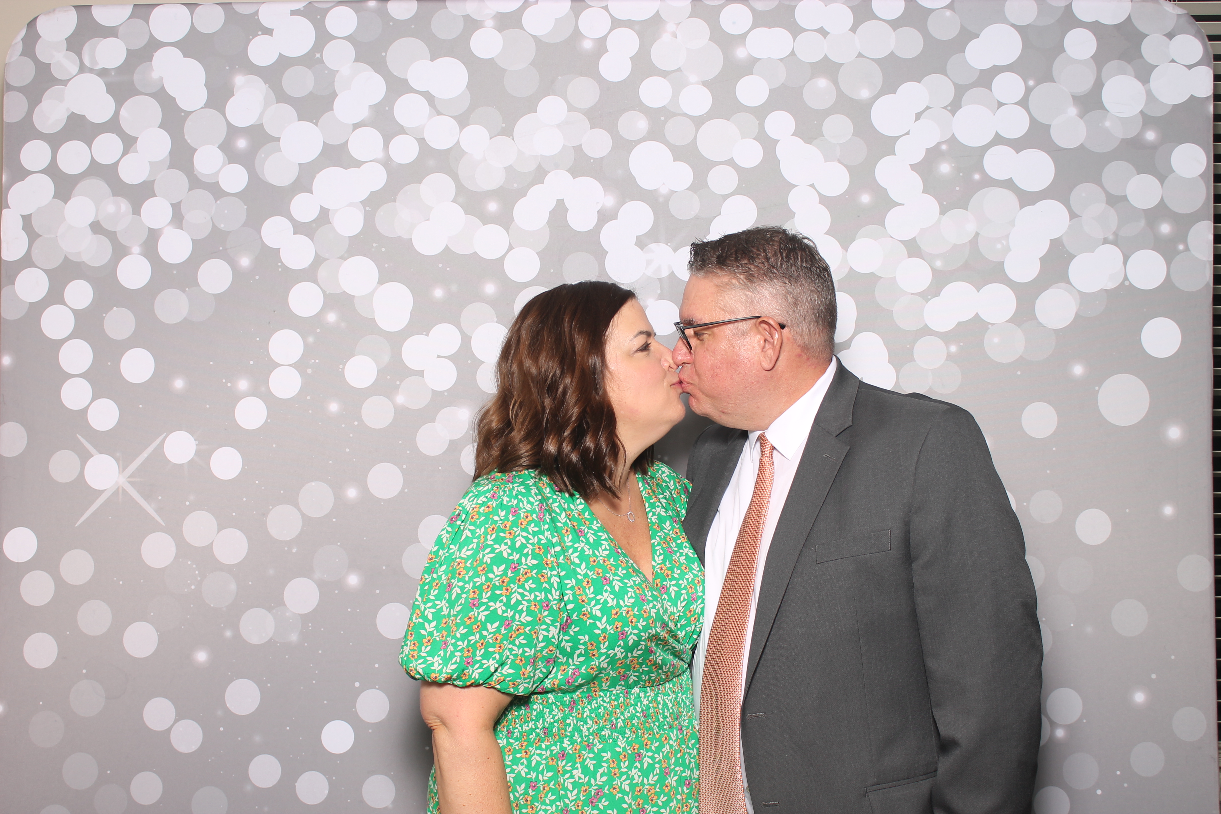 Robert & Lori | View more photos from the event at gallery.photoboothcincy.com/u/PhotoBoothCincy/Robert-Lori