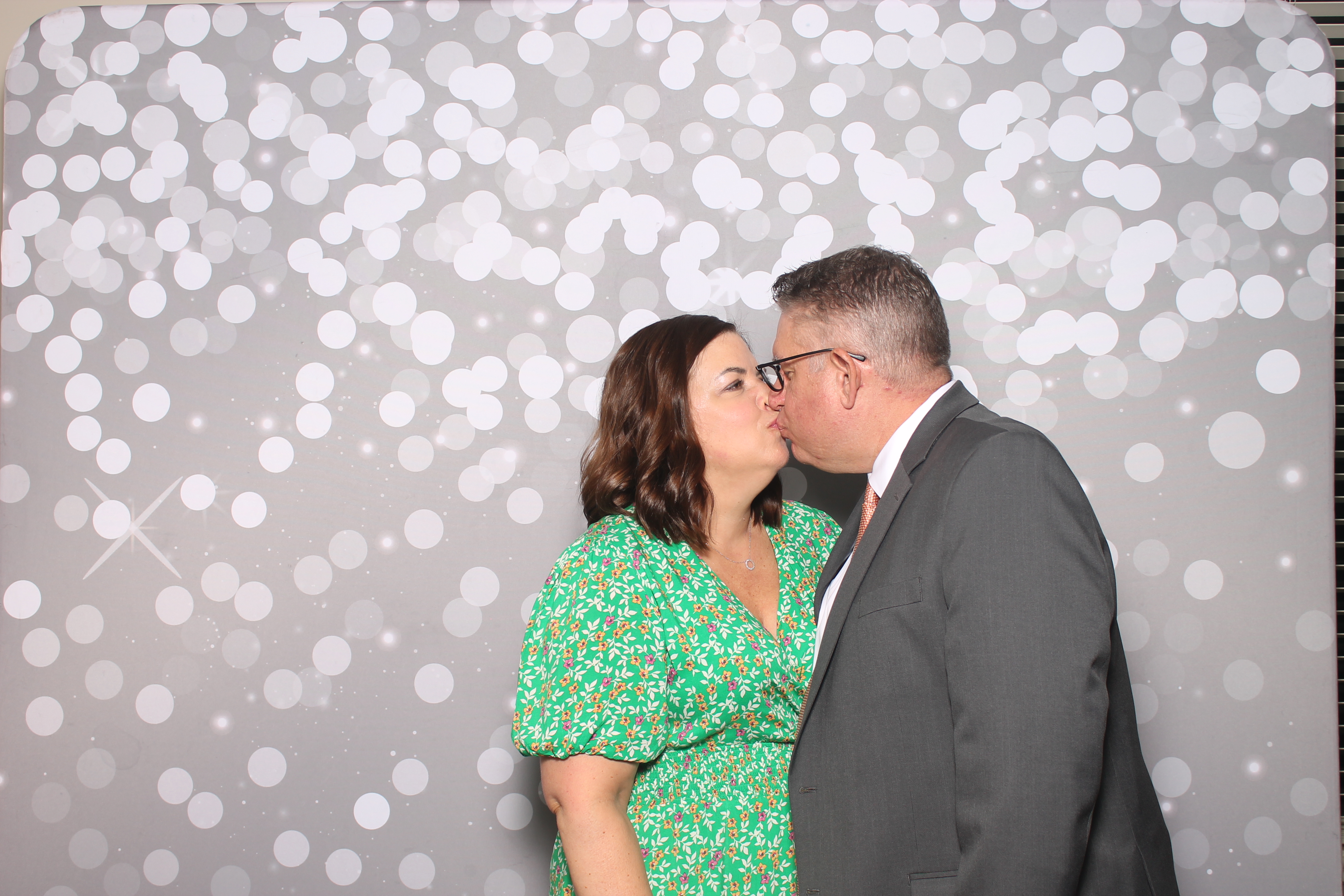 Robert & Lori | View more photos from the event at gallery.photoboothcincy.com/u/PhotoBoothCincy/Robert-Lori
