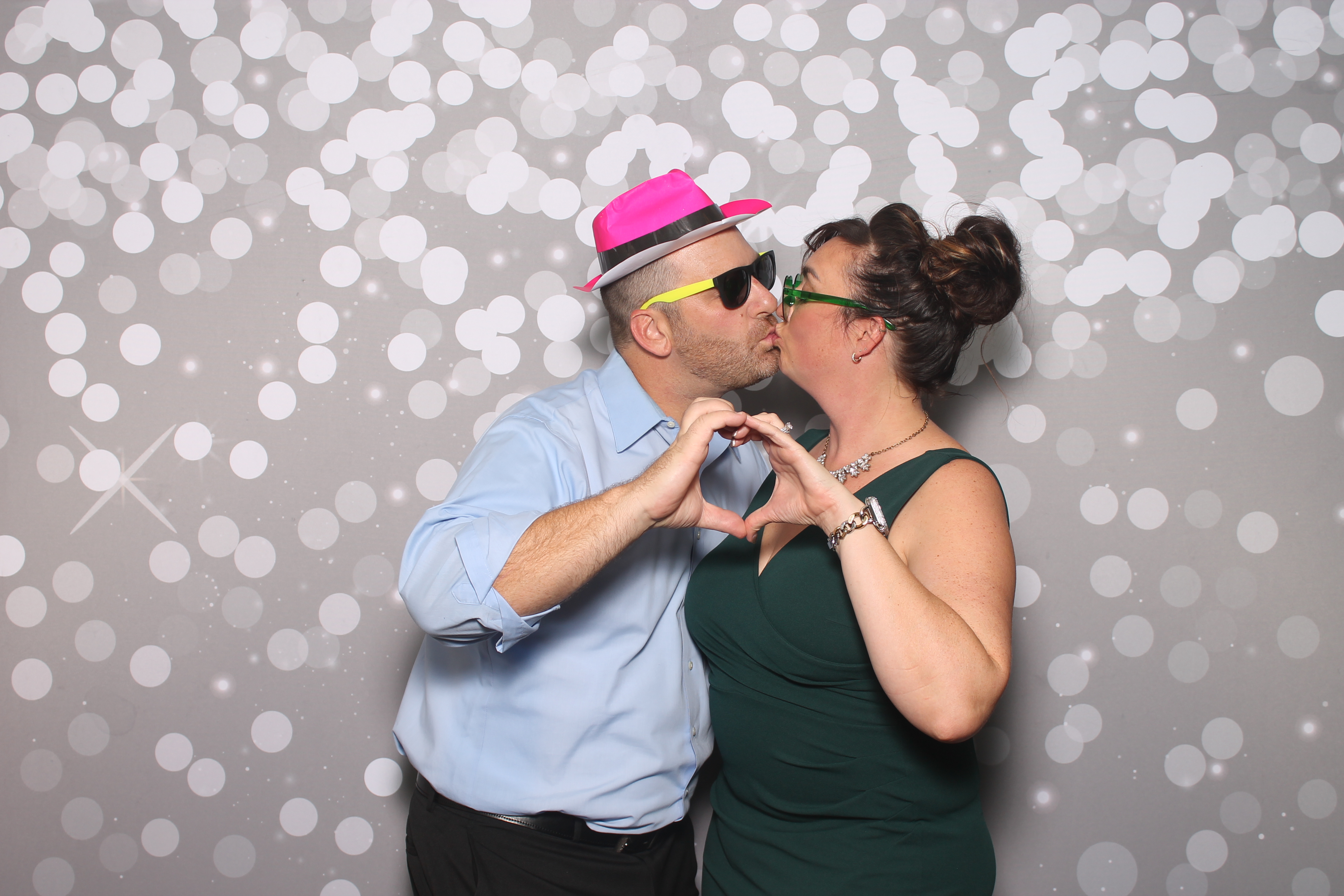 Robert & Lori | View more photos from the event at gallery.photoboothcincy.com/u/PhotoBoothCincy/Robert-Lori