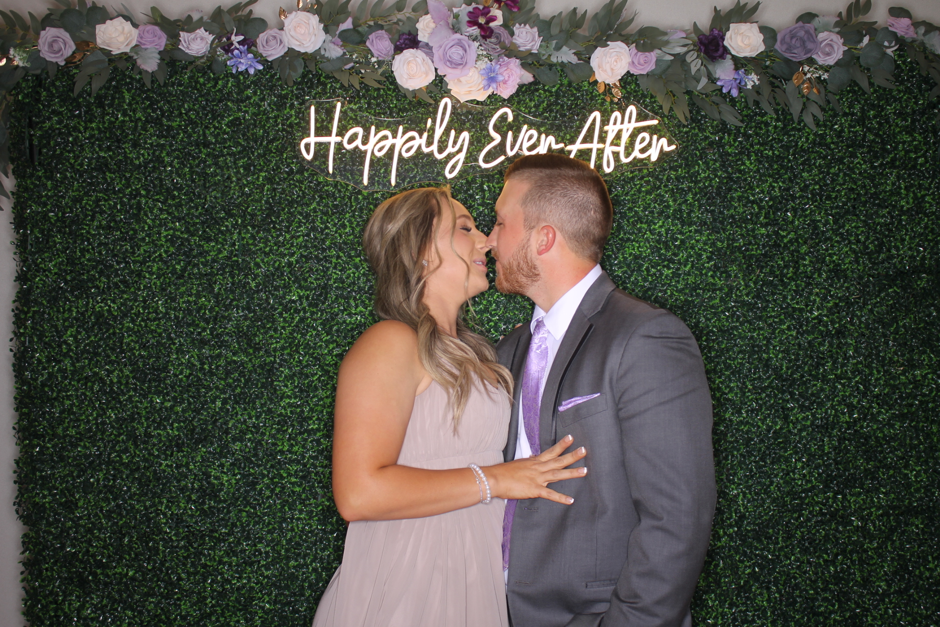 Samantha & Aaron  | View more photos from the event at gallery.photoboothcincy.com/u/PhotoBoothCincy/Samantha-Aaron