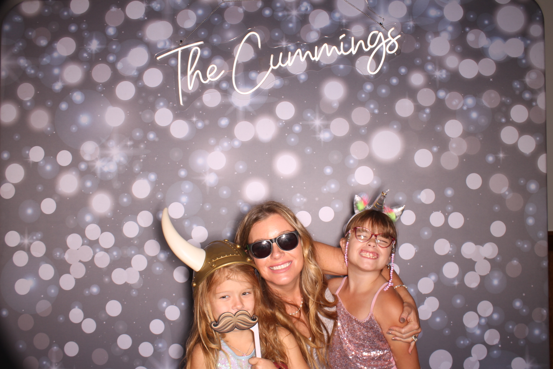 Shelbi Yoe | View more photos from the event at gallery.photoboothcincy.com/u/PhotoBoothCincy/Shelbi-Yoe