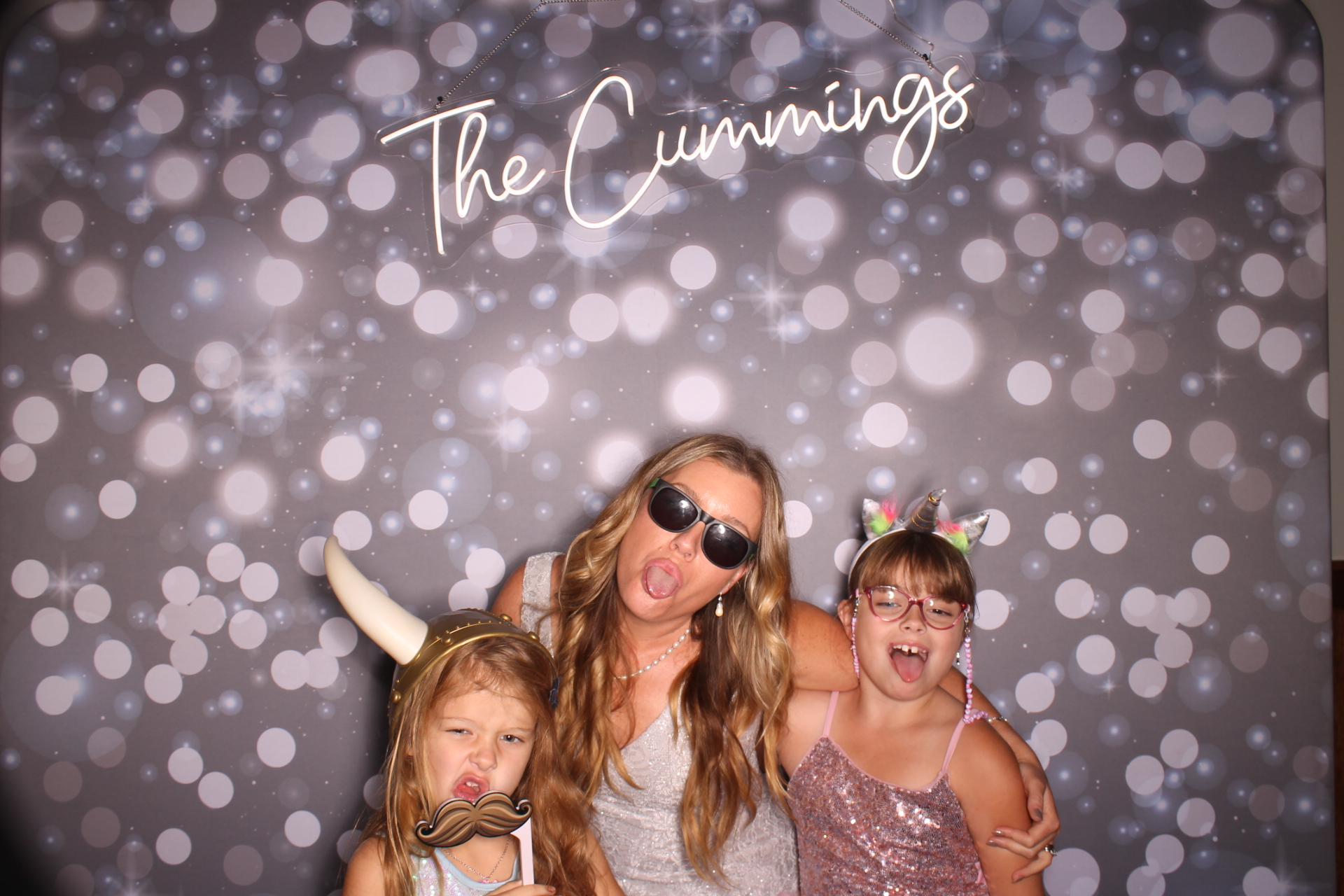 Shelbi Yoe | View more photos from the event at gallery.photoboothcincy.com/u/PhotoBoothCincy/Shelbi-Yoe