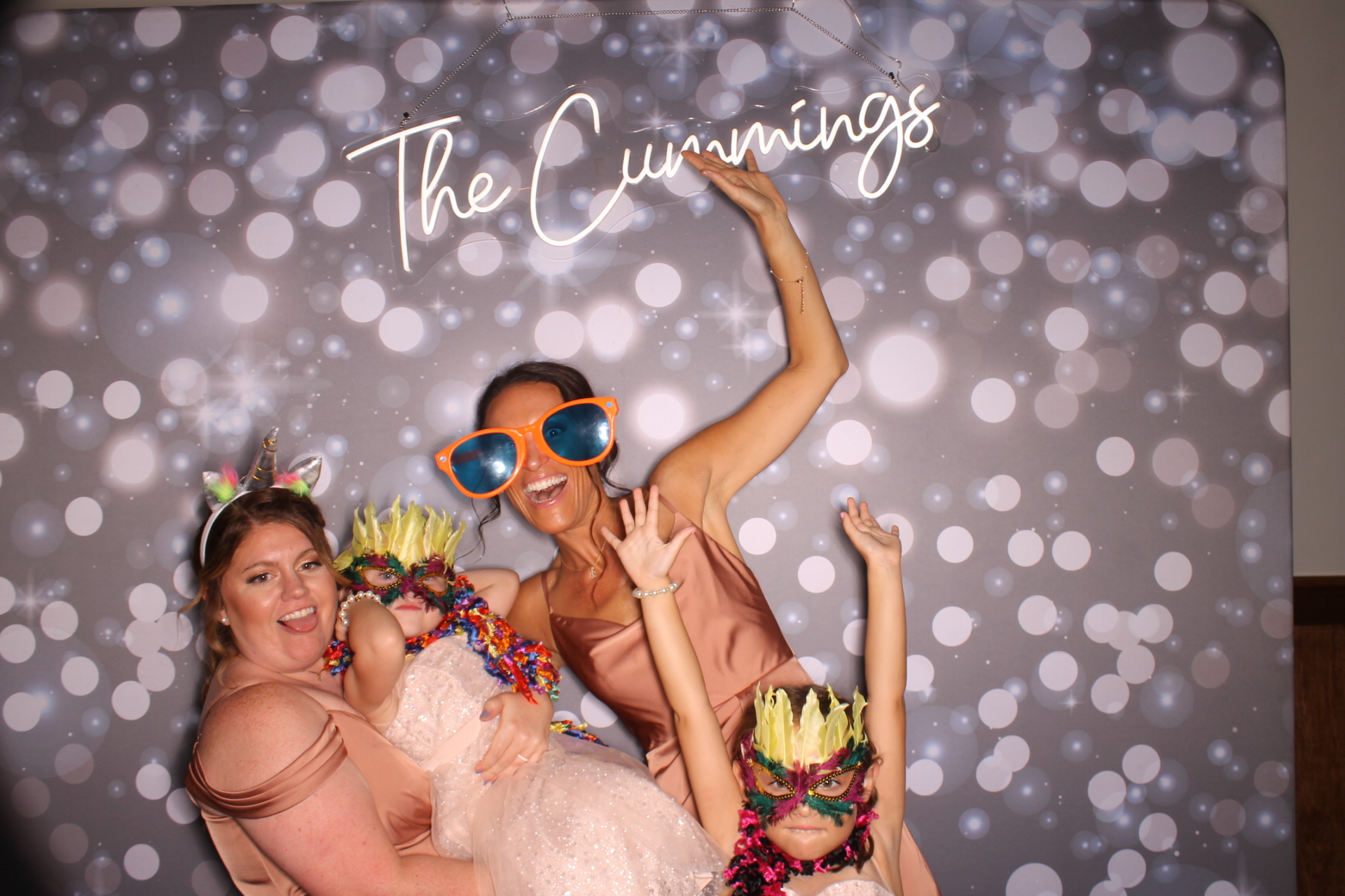 Shelbi Yoe | View more photos from the event at gallery.photoboothcincy.com/u/PhotoBoothCincy/Shelbi-Yoe