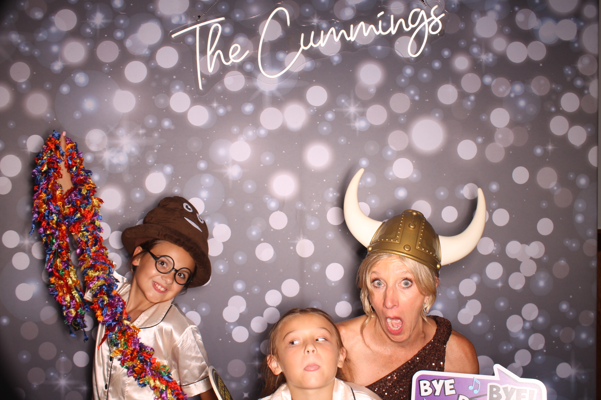 Shelbi Yoe | View more photos from the event at gallery.photoboothcincy.com/u/PhotoBoothCincy/Shelbi-Yoe