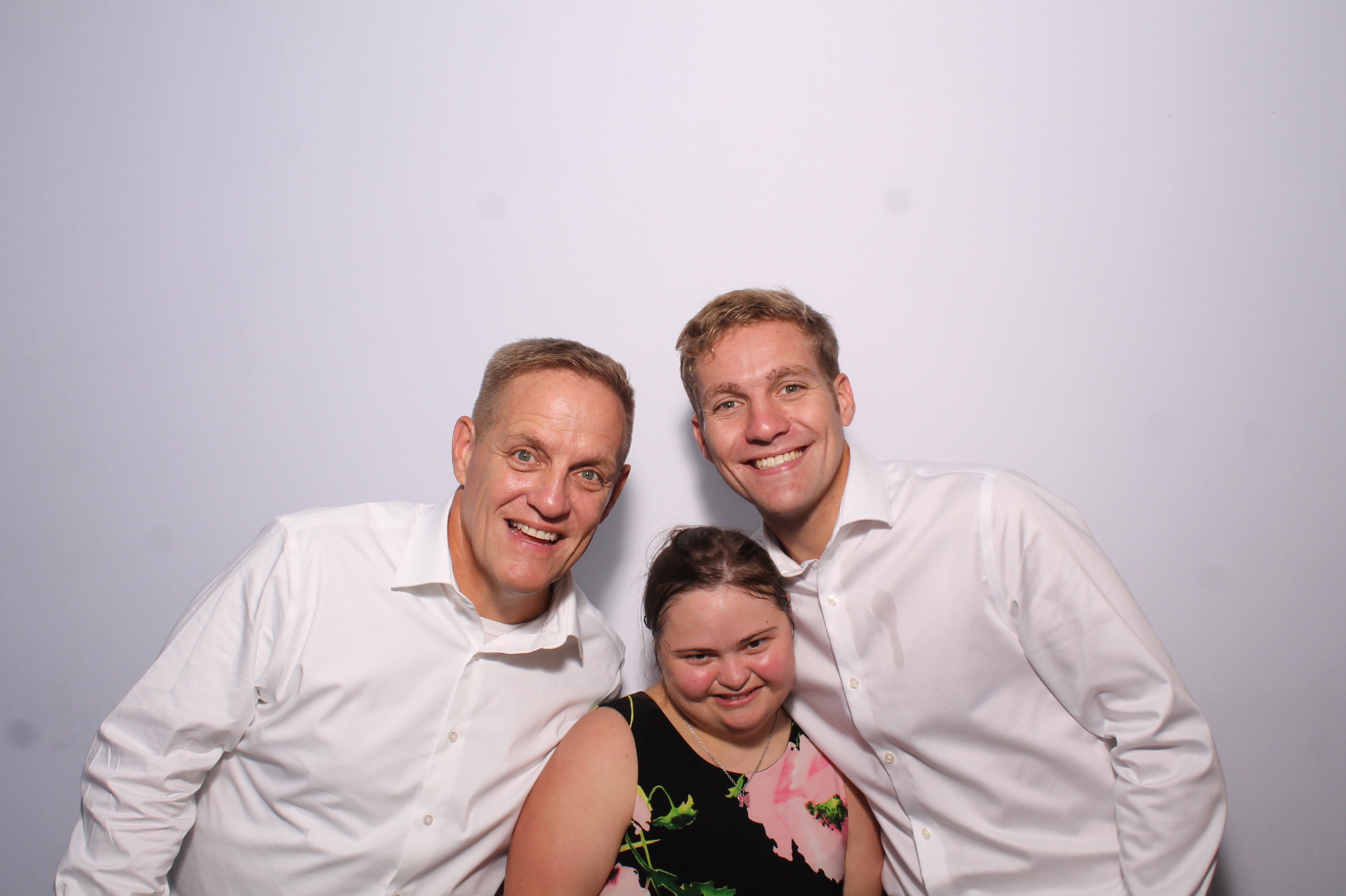 Telles Wedding | View more photos from the event at gallery.photoboothcincy.com/u/PhotoBoothCincy/Telles-Wedding