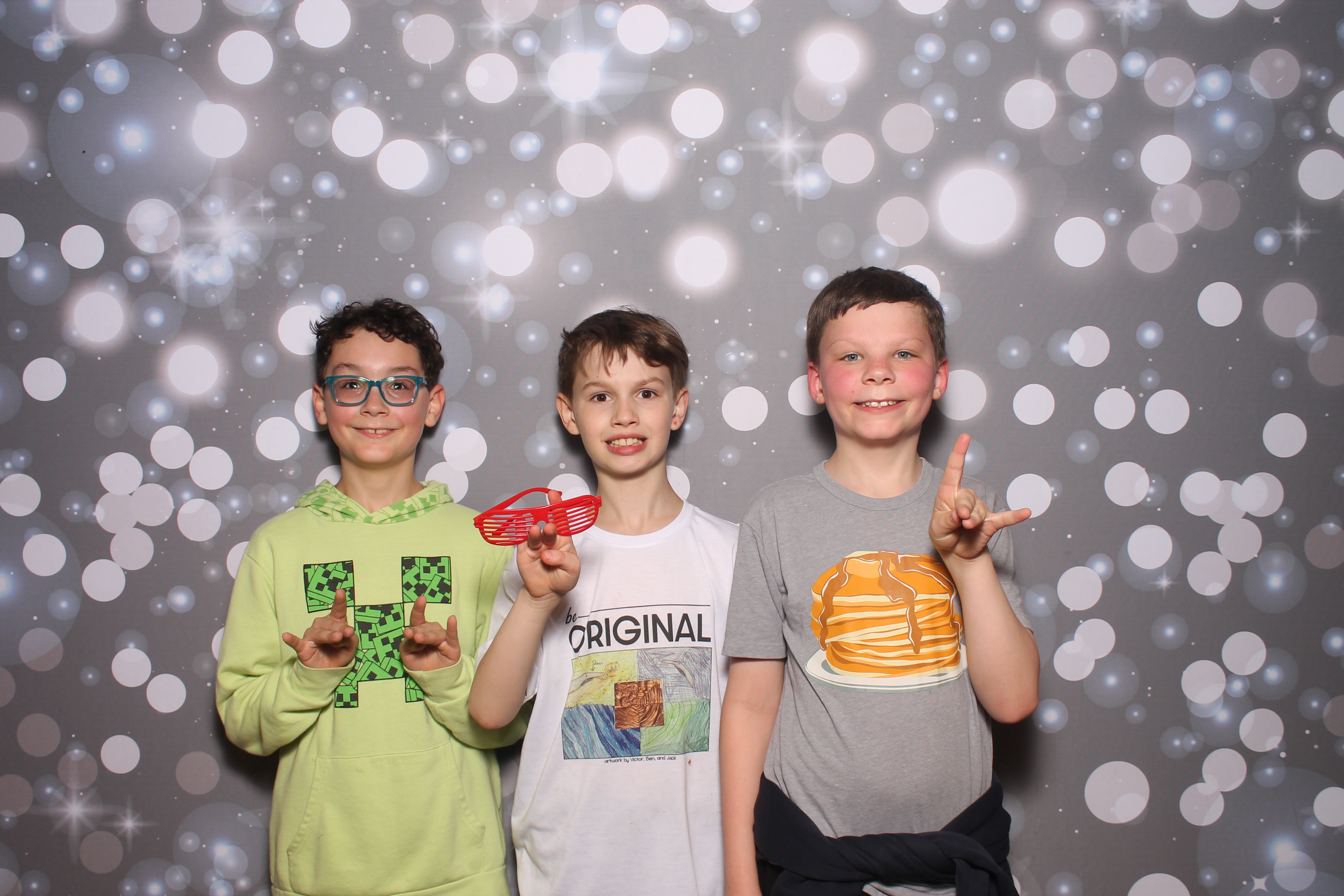 4th Grade Celebration | View more photos from the event at gallery.photoboothcincy.com/u/PhotoBoothCincy/4th-Grade-Celebration