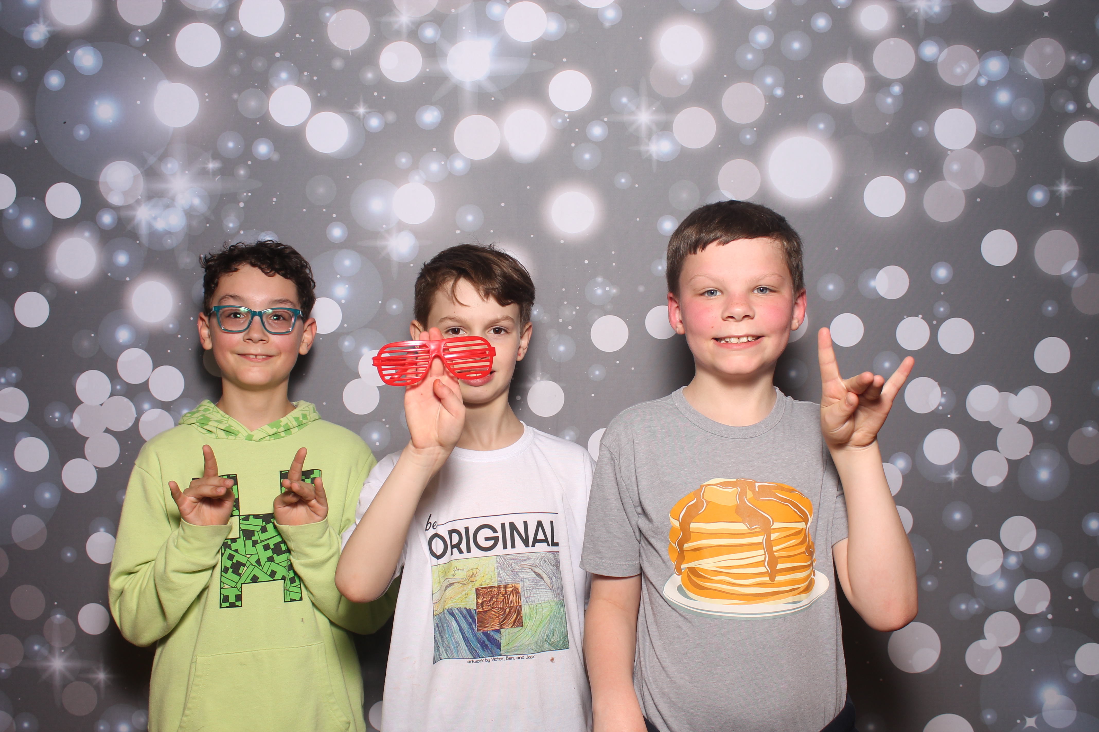 4th Grade Celebration | View more photos from the event at gallery.photoboothcincy.com/u/PhotoBoothCincy/4th-Grade-Celebration