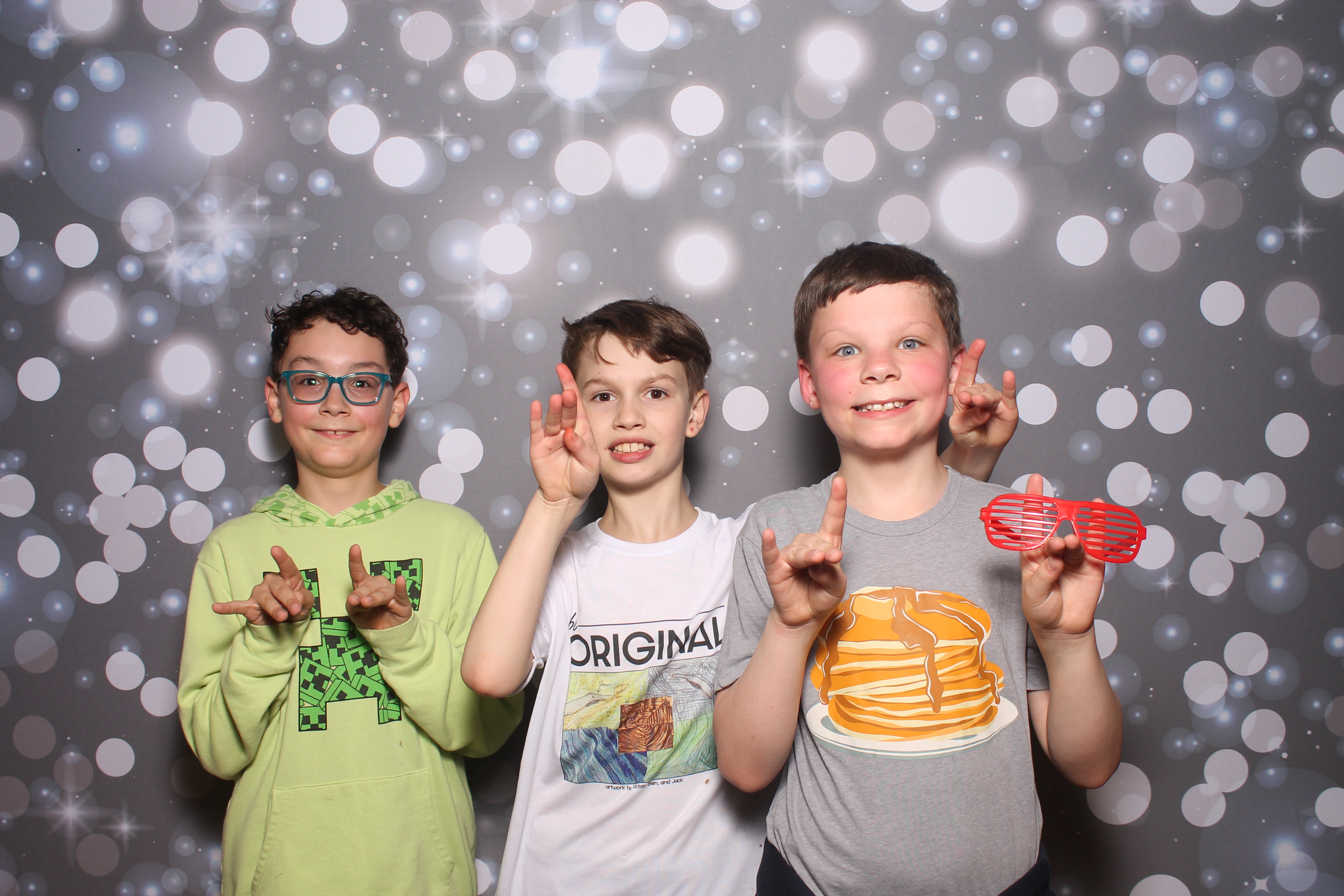 4th Grade Celebration | View more photos from the event at gallery.photoboothcincy.com/u/PhotoBoothCincy/4th-Grade-Celebration