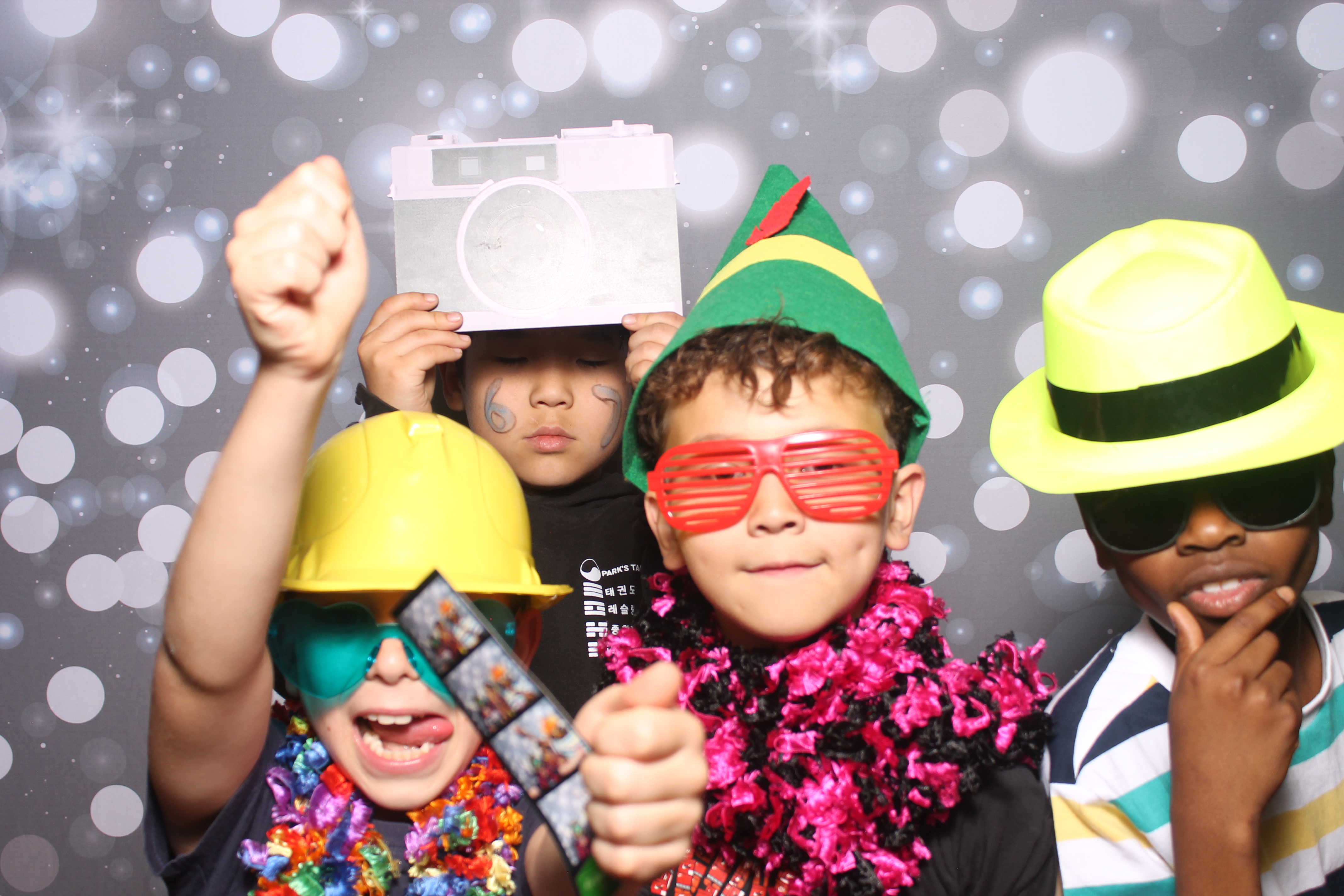 4th Grade Celebration | View more photos from the event at gallery.photoboothcincy.com/u/PhotoBoothCincy/4th-Grade-Celebration