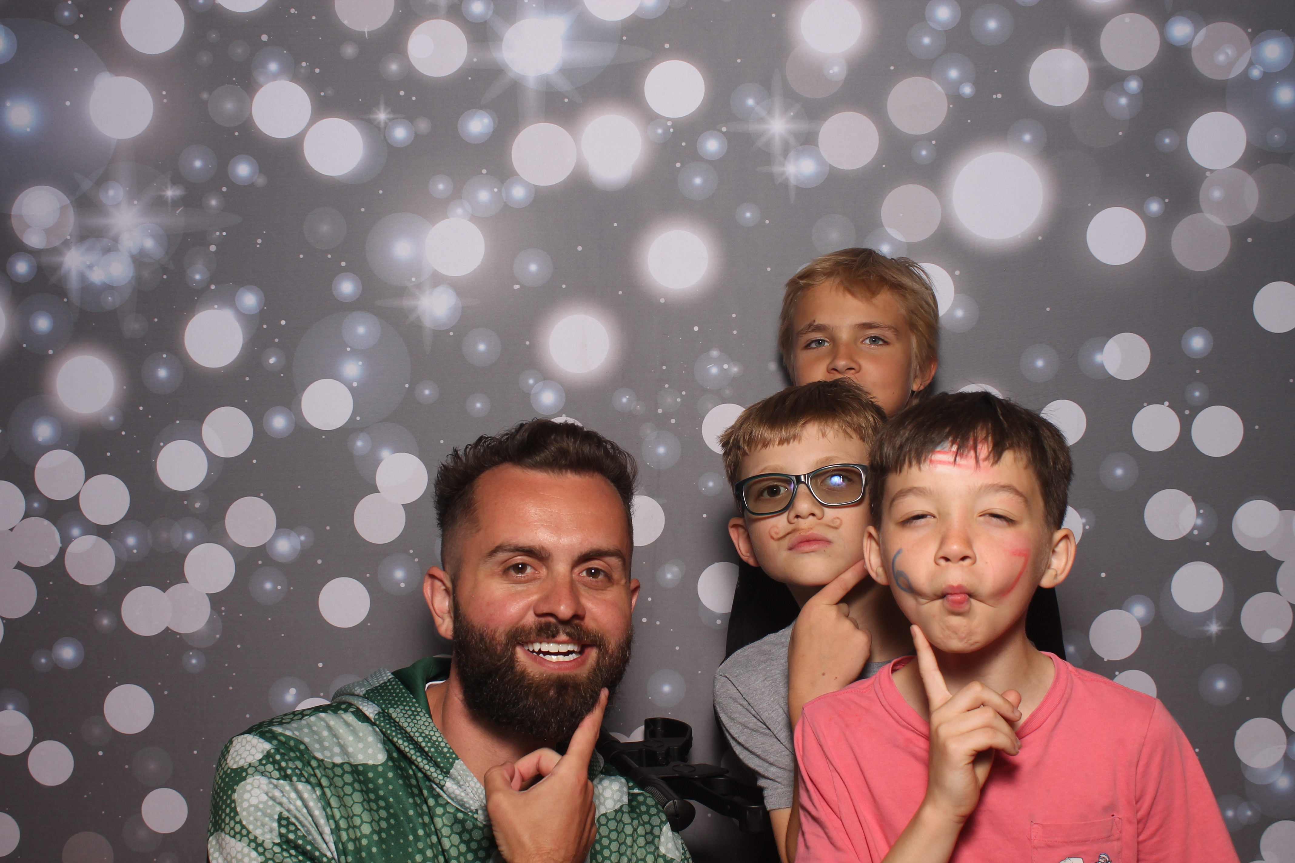 4th Grade Celebration | View more photos from the event at gallery.photoboothcincy.com/u/PhotoBoothCincy/4th-Grade-Celebration