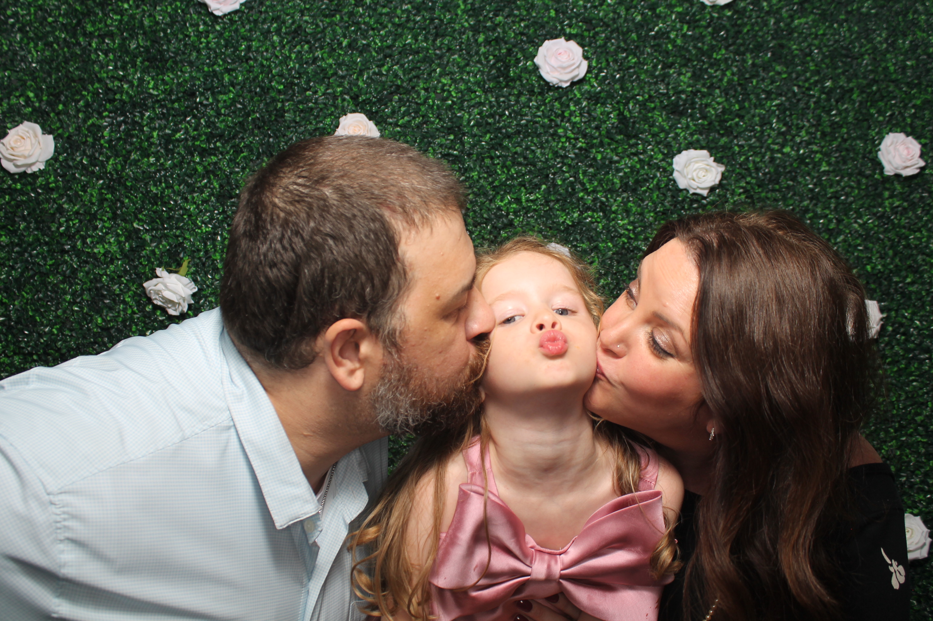 Aaron & Taylor | View more photos from the event at gallery.photoboothcincy.com/u/PhotoBoothCincy/Aaron-Taylor