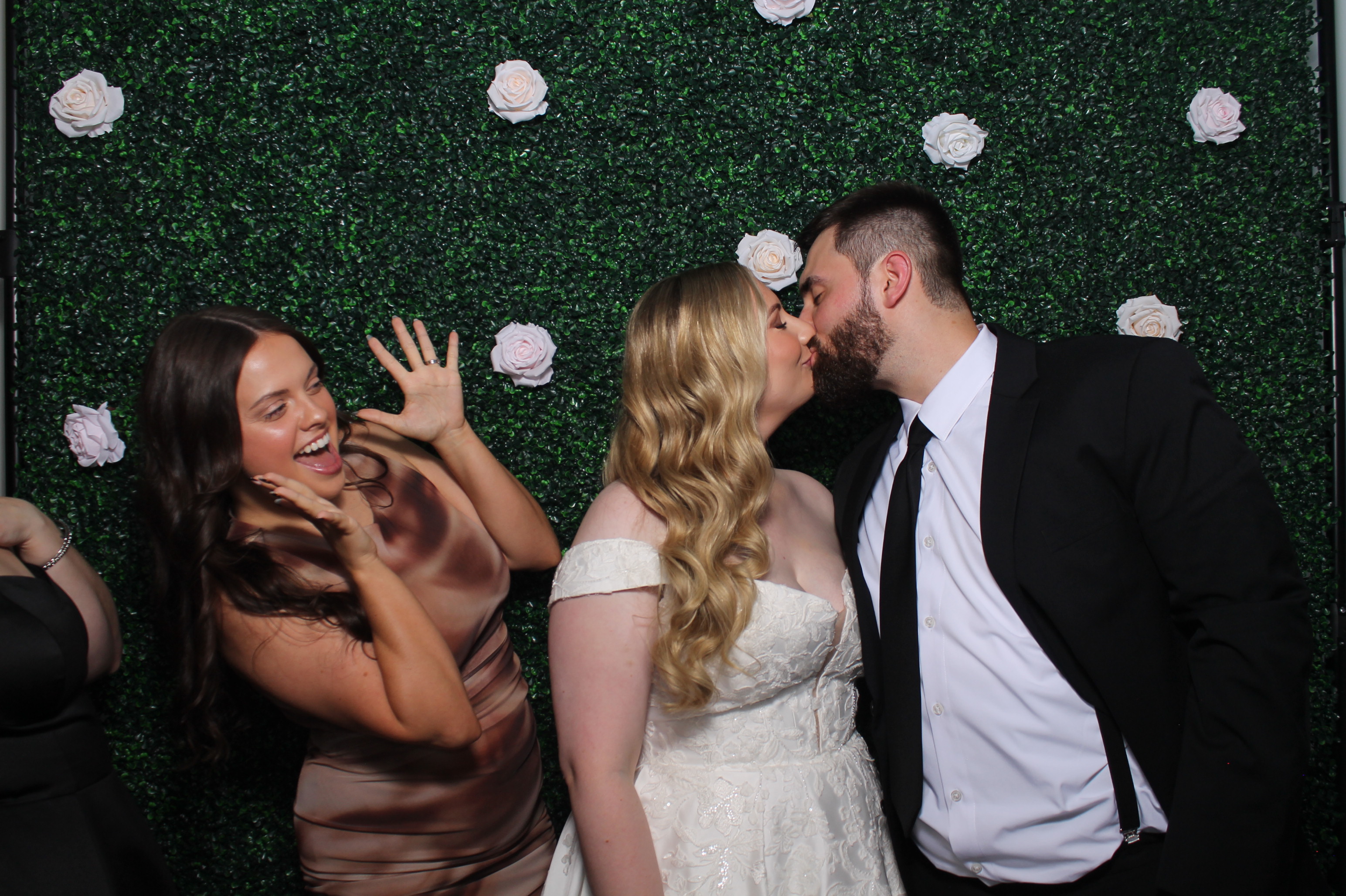 Aaron & Taylor | View more photos from the event at gallery.photoboothcincy.com/u/PhotoBoothCincy/Aaron-Taylor