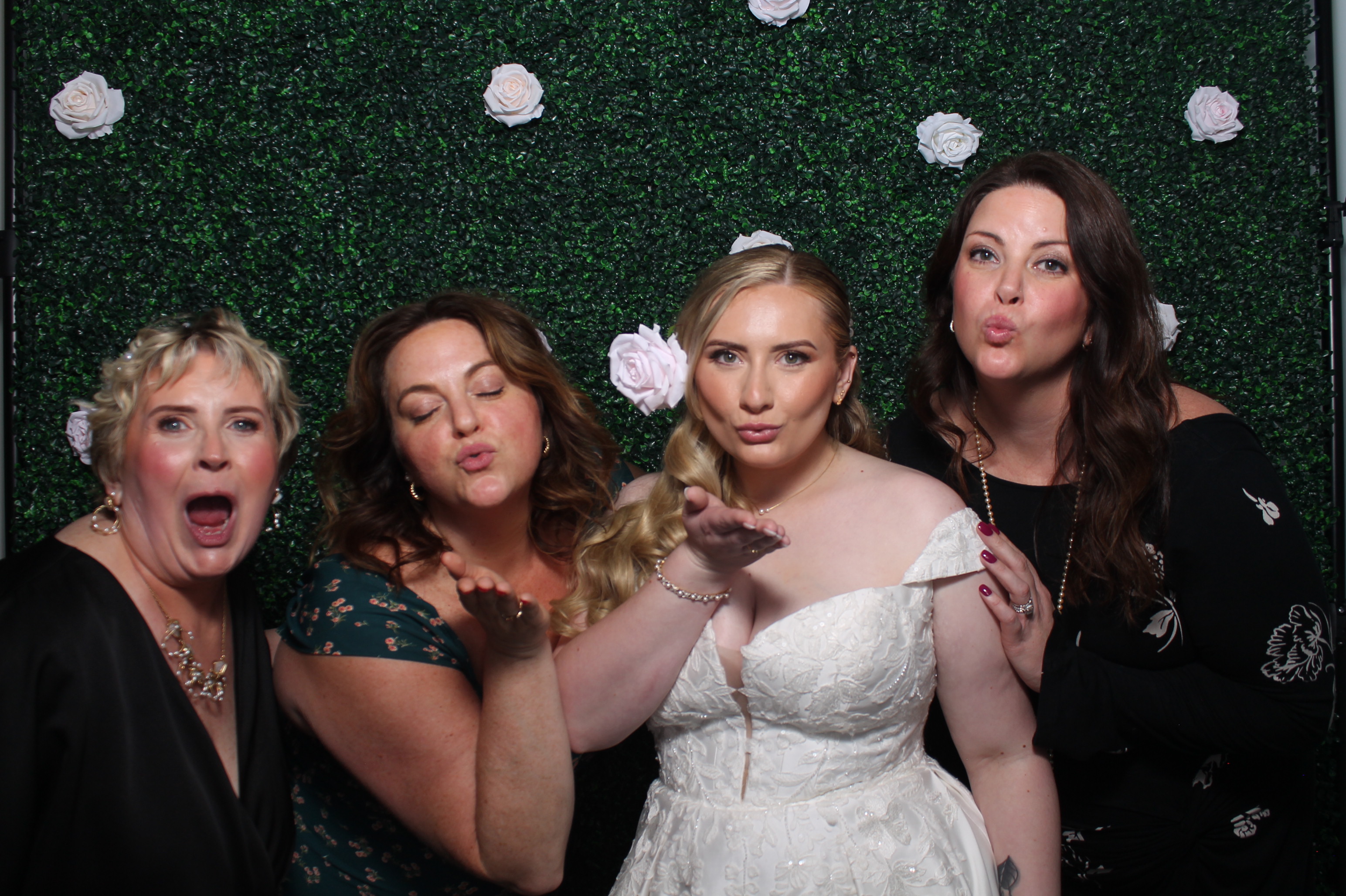 Aaron & Taylor | View more photos from the event at gallery.photoboothcincy.com/u/PhotoBoothCincy/Aaron-Taylor