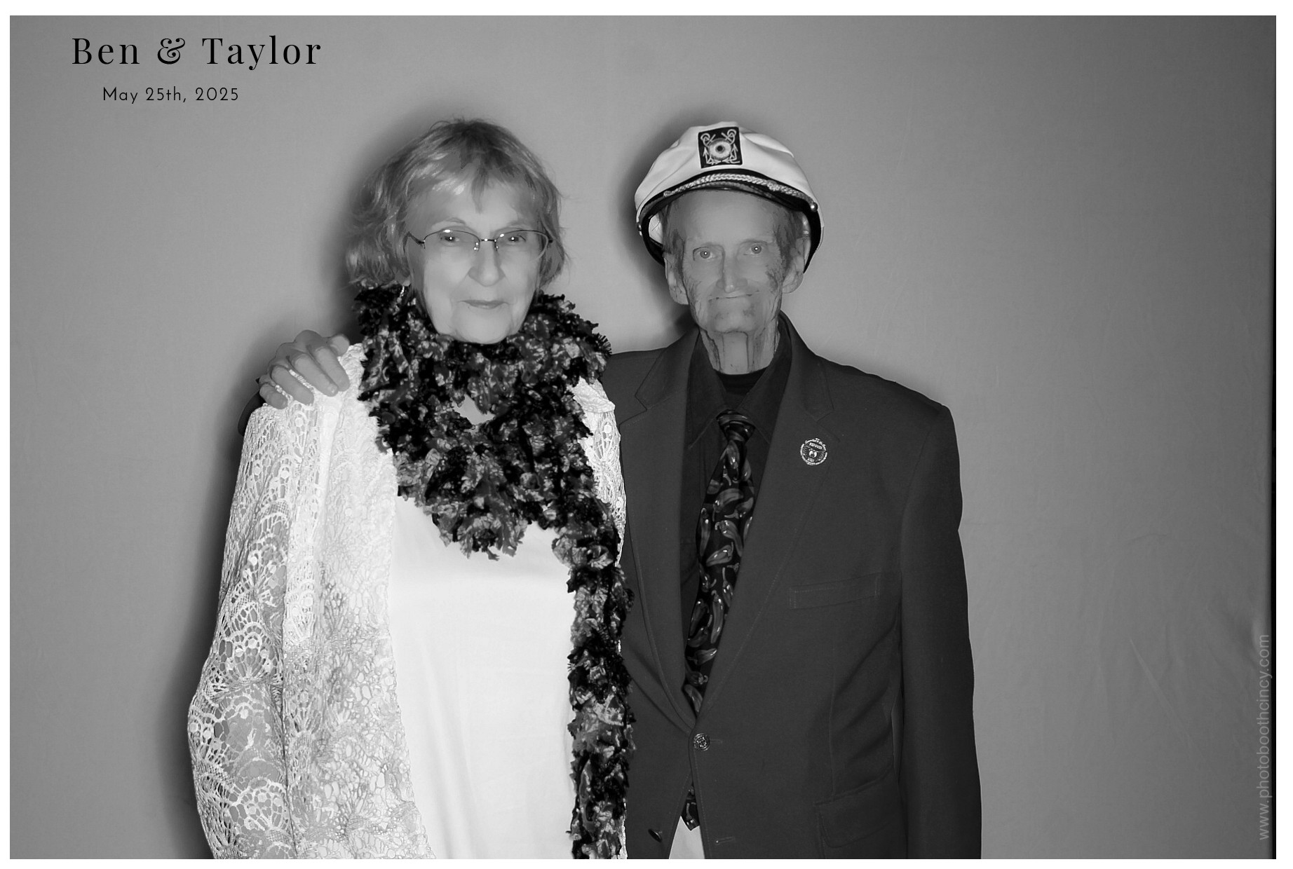 Ben & Taylor | View more photos from the event at gallery.photoboothcincy.com/u/PhotoBoothCincy/Ben-Taylor