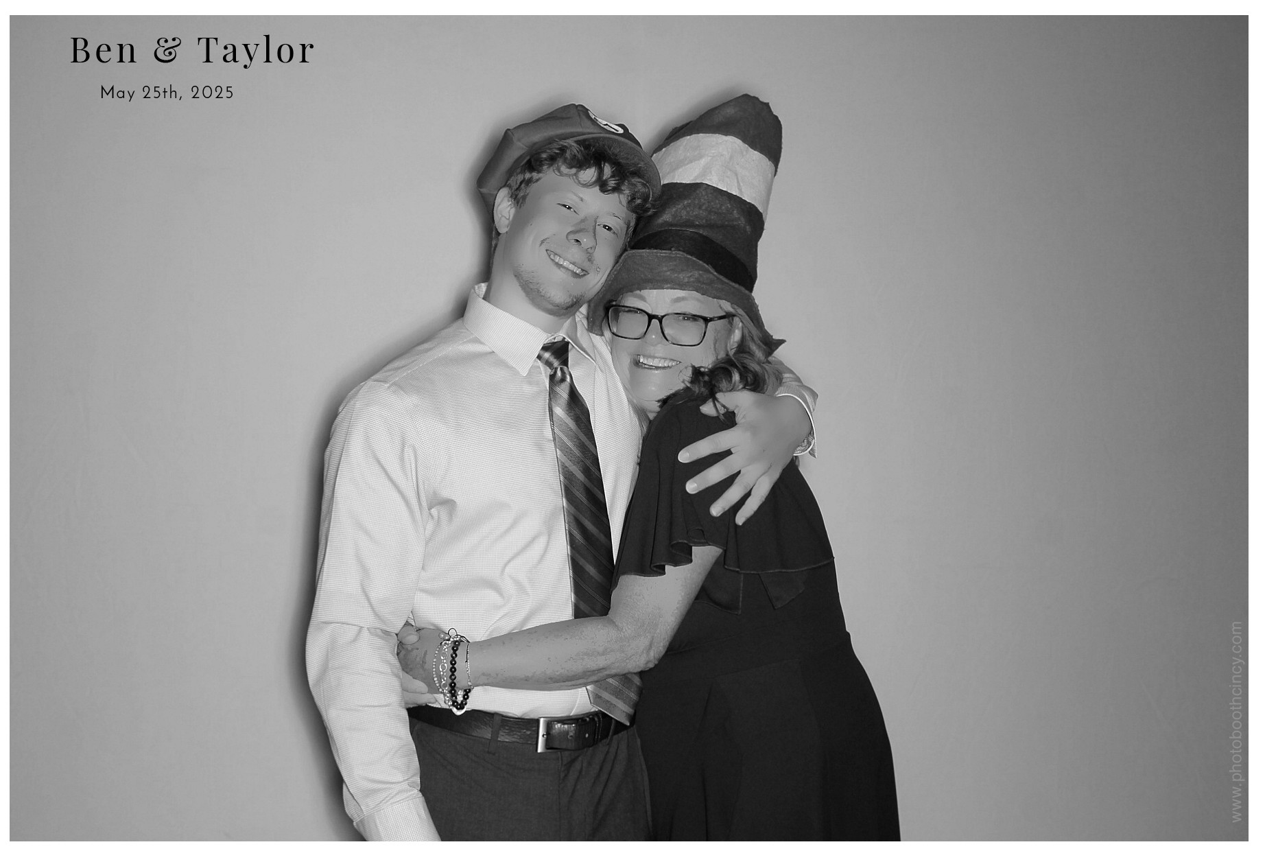 Ben & Taylor | View more photos from the event at gallery.photoboothcincy.com/u/PhotoBoothCincy/Ben-Taylor