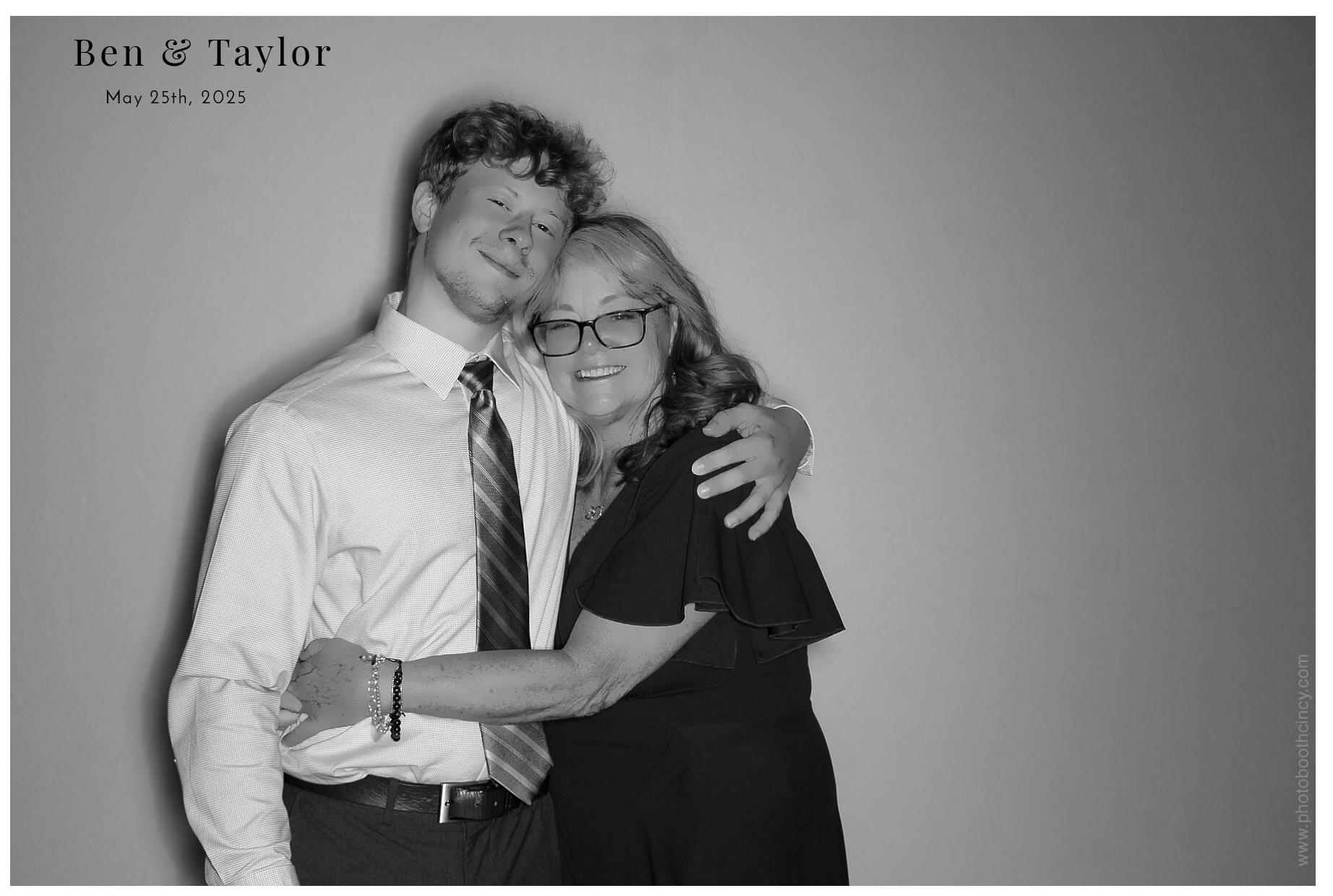 Ben & Taylor | View more photos from the event at gallery.photoboothcincy.com/u/PhotoBoothCincy/Ben-Taylor