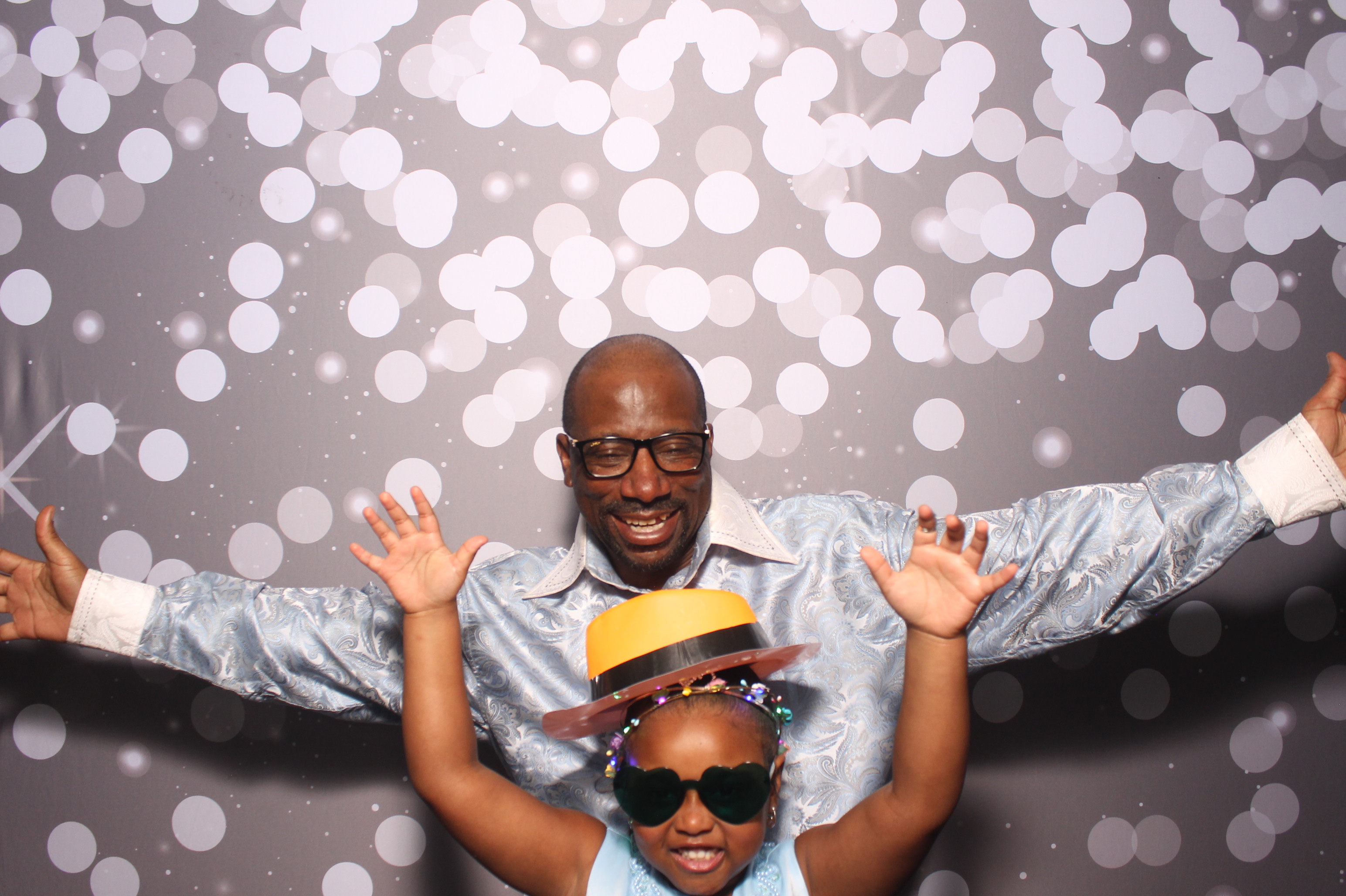 Father Daughter Cupcake Prom | View more photos from the event at gallery.photoboothcincy.com/u/PhotoBoothCincy/Father-Daughter-Cupcake-Prom-1