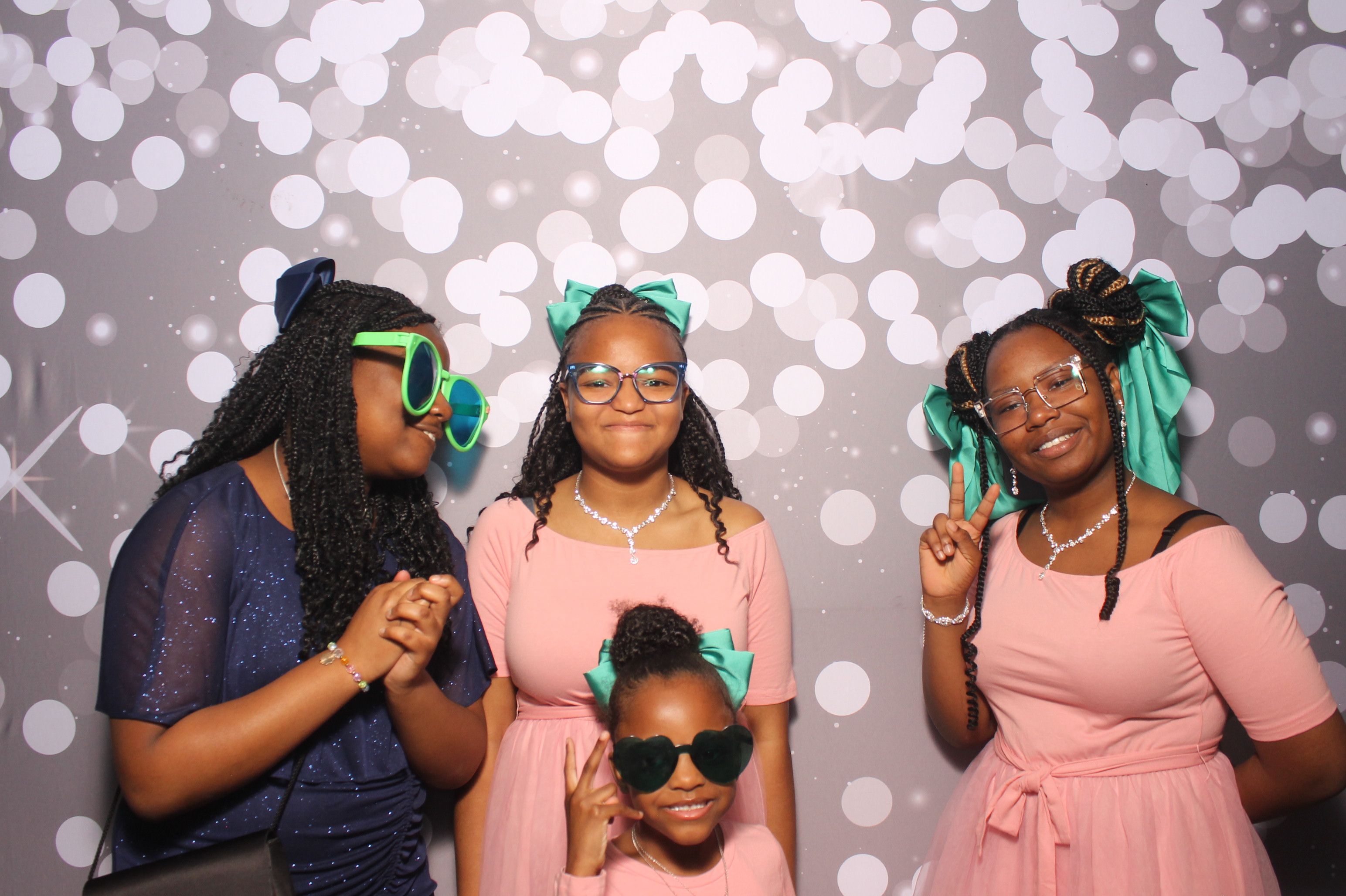 Father Daughter Cupcake Prom | View more photos from the event at gallery.photoboothcincy.com/u/PhotoBoothCincy/Father-Daughter-Cupcake-Prom-1