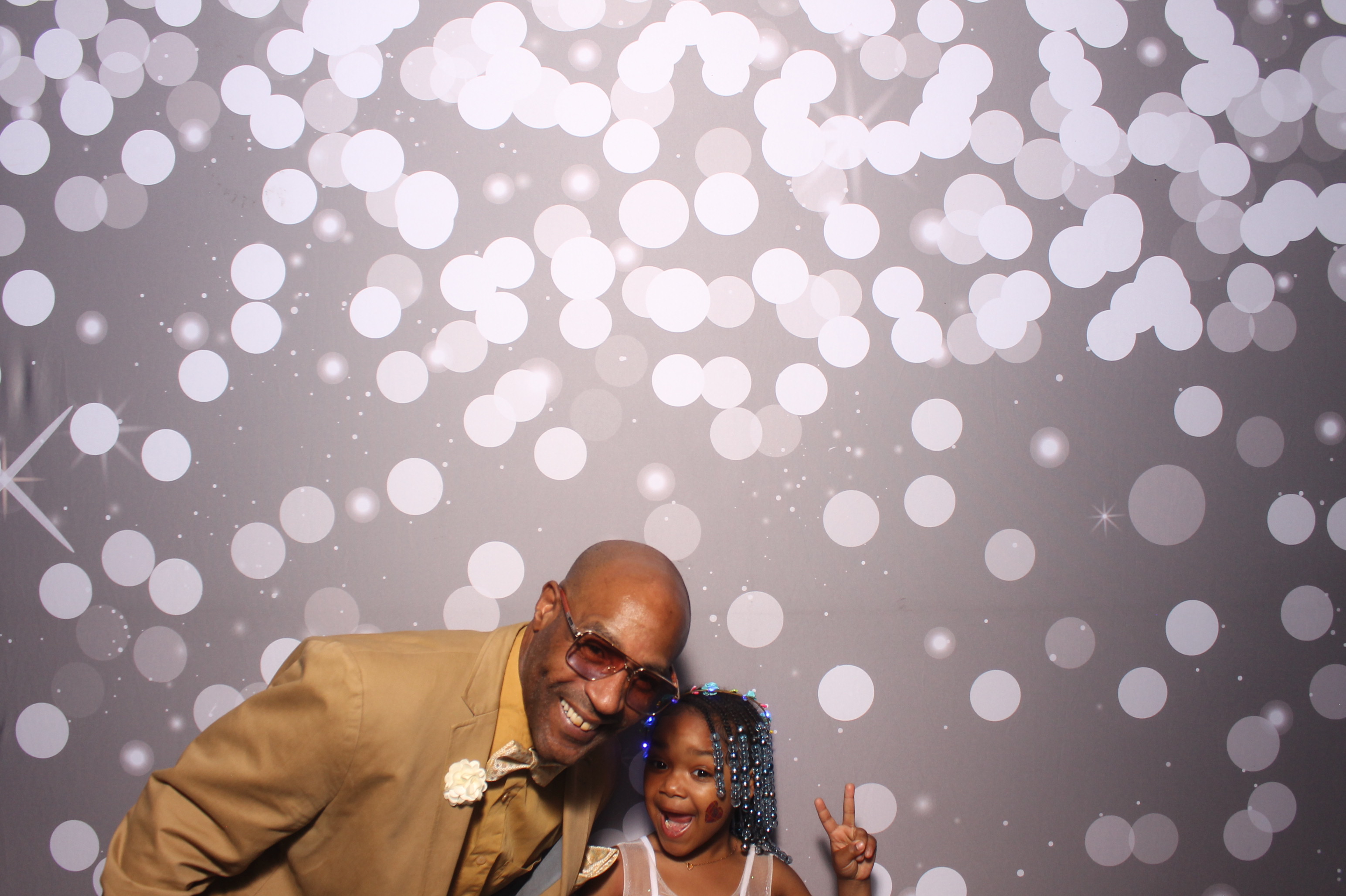 Father Daughter Cupcake Prom | View more photos from the event at gallery.photoboothcincy.com/u/PhotoBoothCincy/Father-Daughter-Cupcake-Prom-1