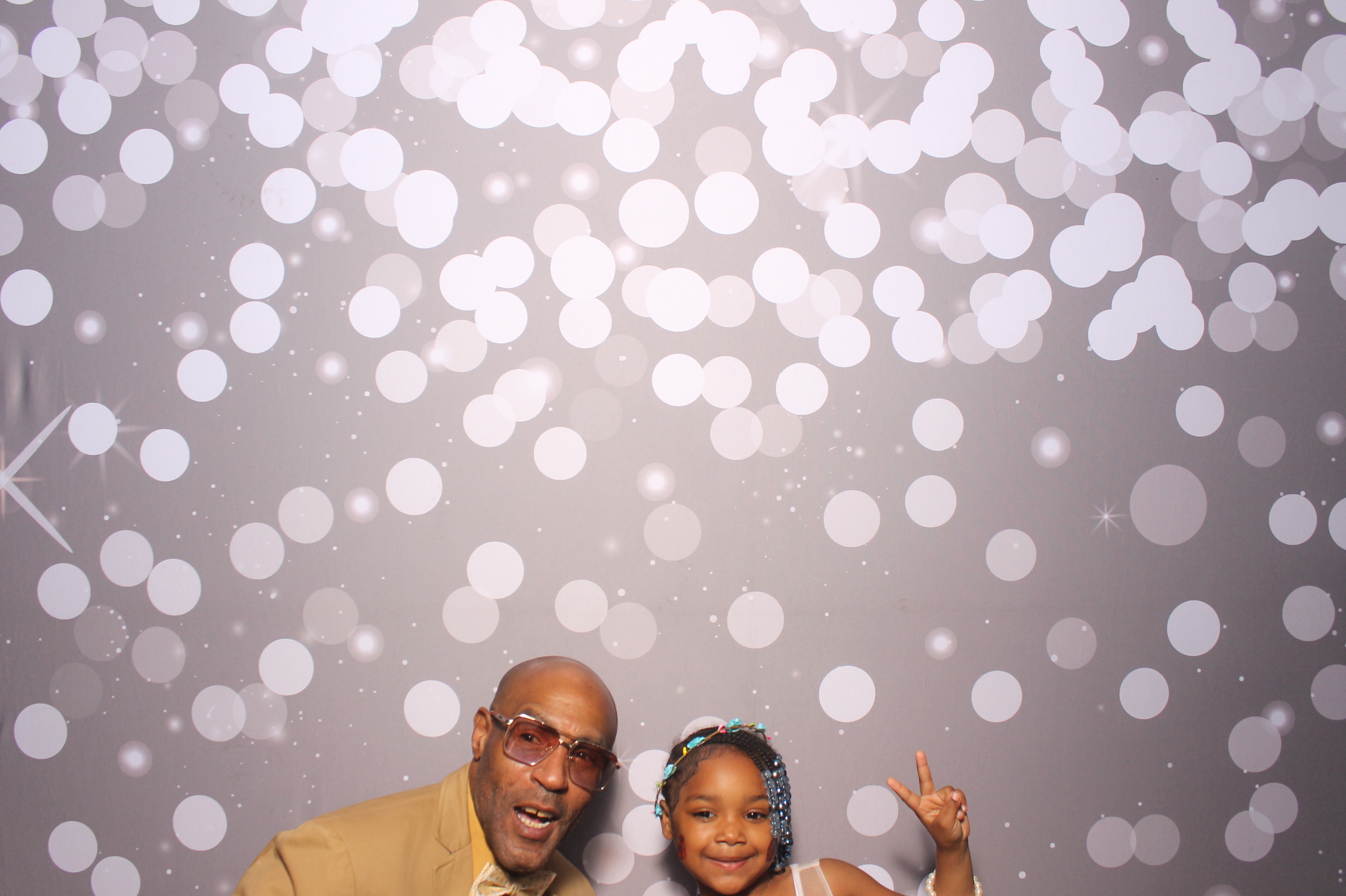 Father Daughter Cupcake Prom | View more photos from the event at gallery.photoboothcincy.com/u/PhotoBoothCincy/Father-Daughter-Cupcake-Prom-1