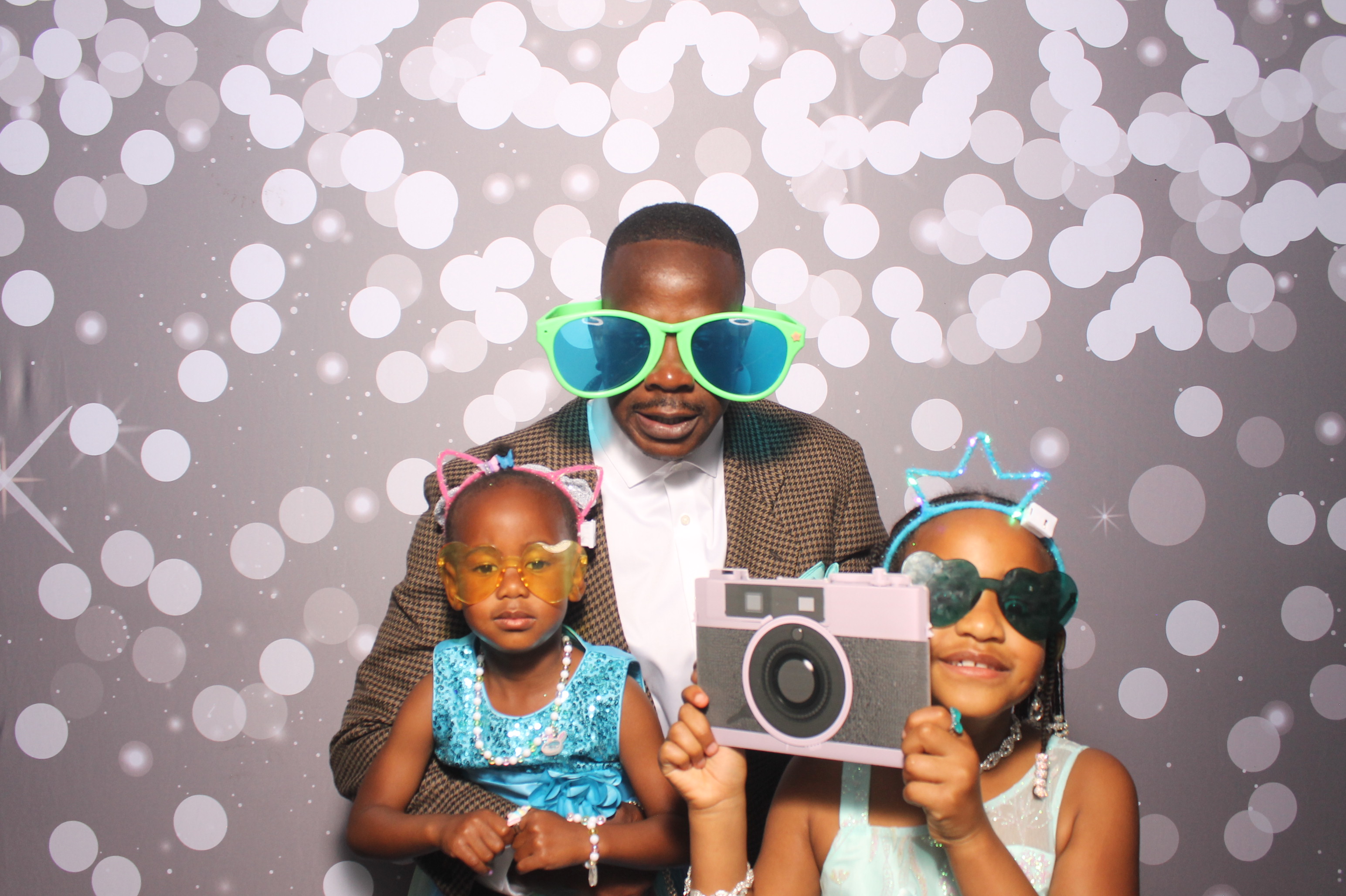 Father Daughter Cupcake Prom | View more photos from the event at gallery.photoboothcincy.com/u/PhotoBoothCincy/Father-Daughter-Cupcake-Prom-1