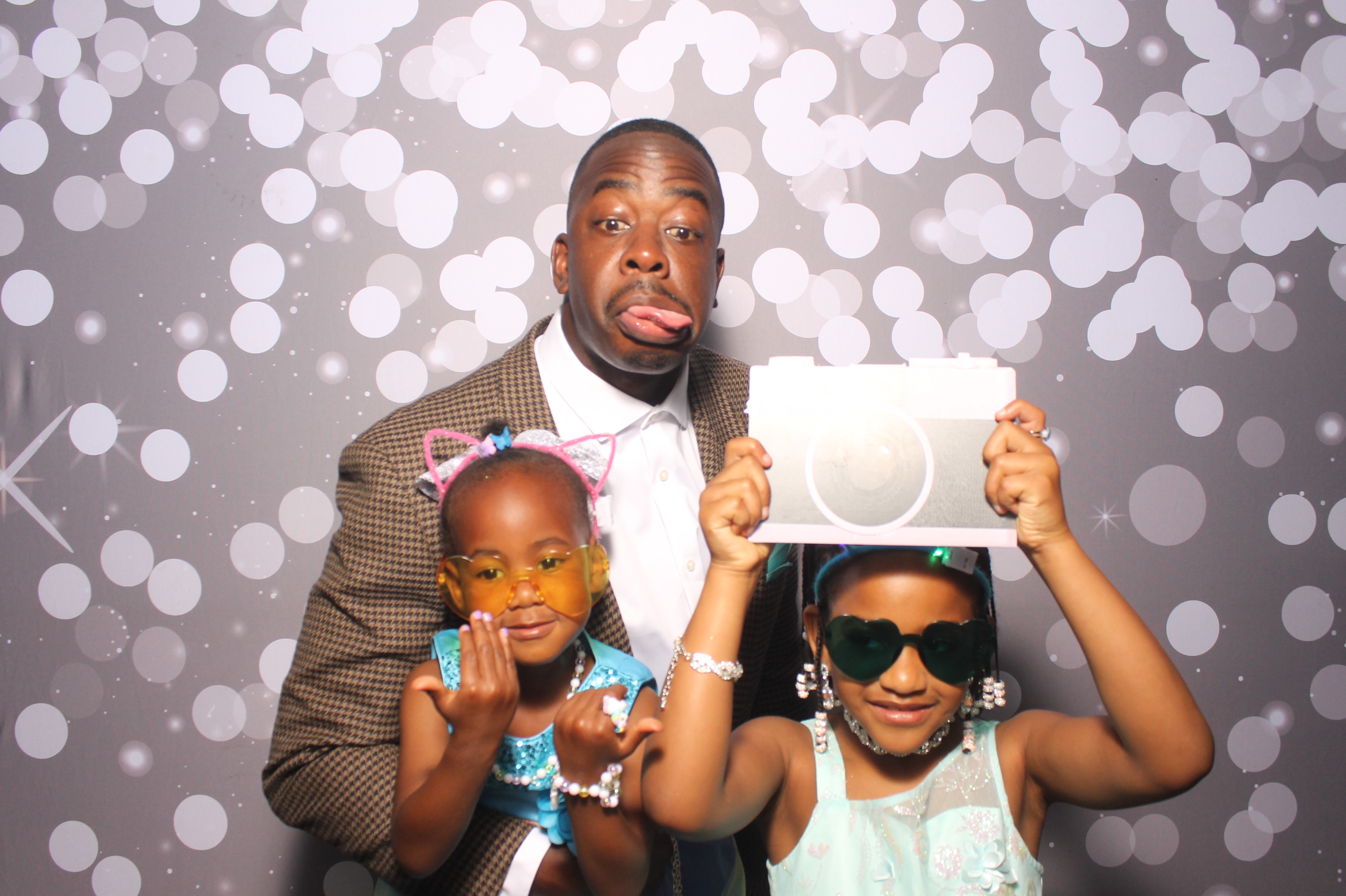 Father Daughter Cupcake Prom | View more photos from the event at gallery.photoboothcincy.com/u/PhotoBoothCincy/Father-Daughter-Cupcake-Prom-1
