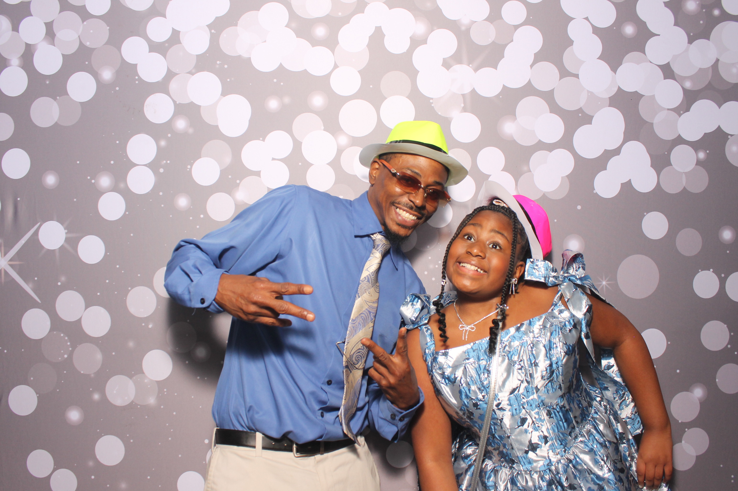 Father Daughter Cupcake Prom | View more photos from the event at gallery.photoboothcincy.com/u/PhotoBoothCincy/Father-Daughter-Cupcake-Prom-1