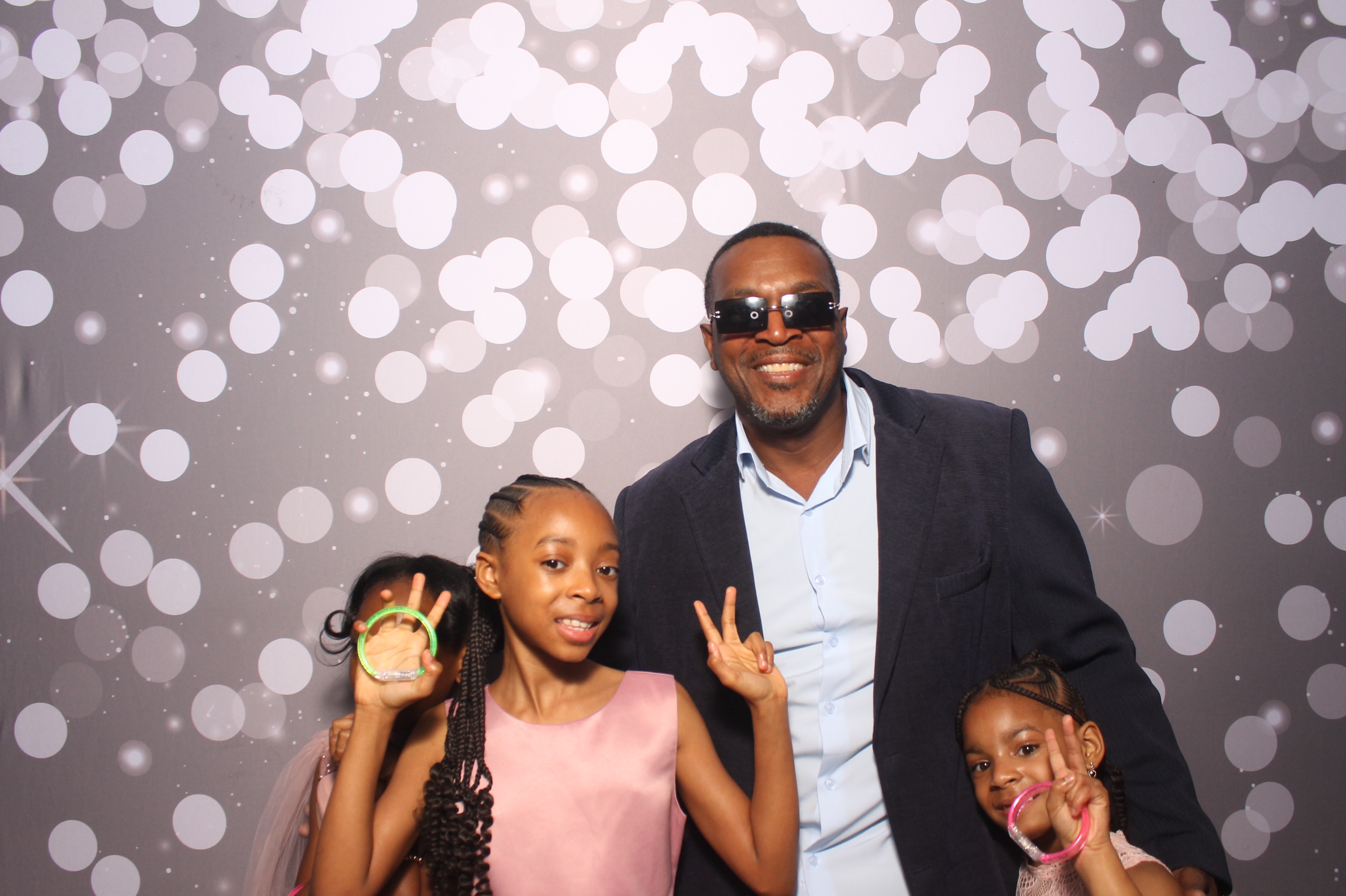 Father Daughter Cupcake Prom | View more photos from the event at gallery.photoboothcincy.com/u/PhotoBoothCincy/Father-Daughter-Cupcake-Prom-1