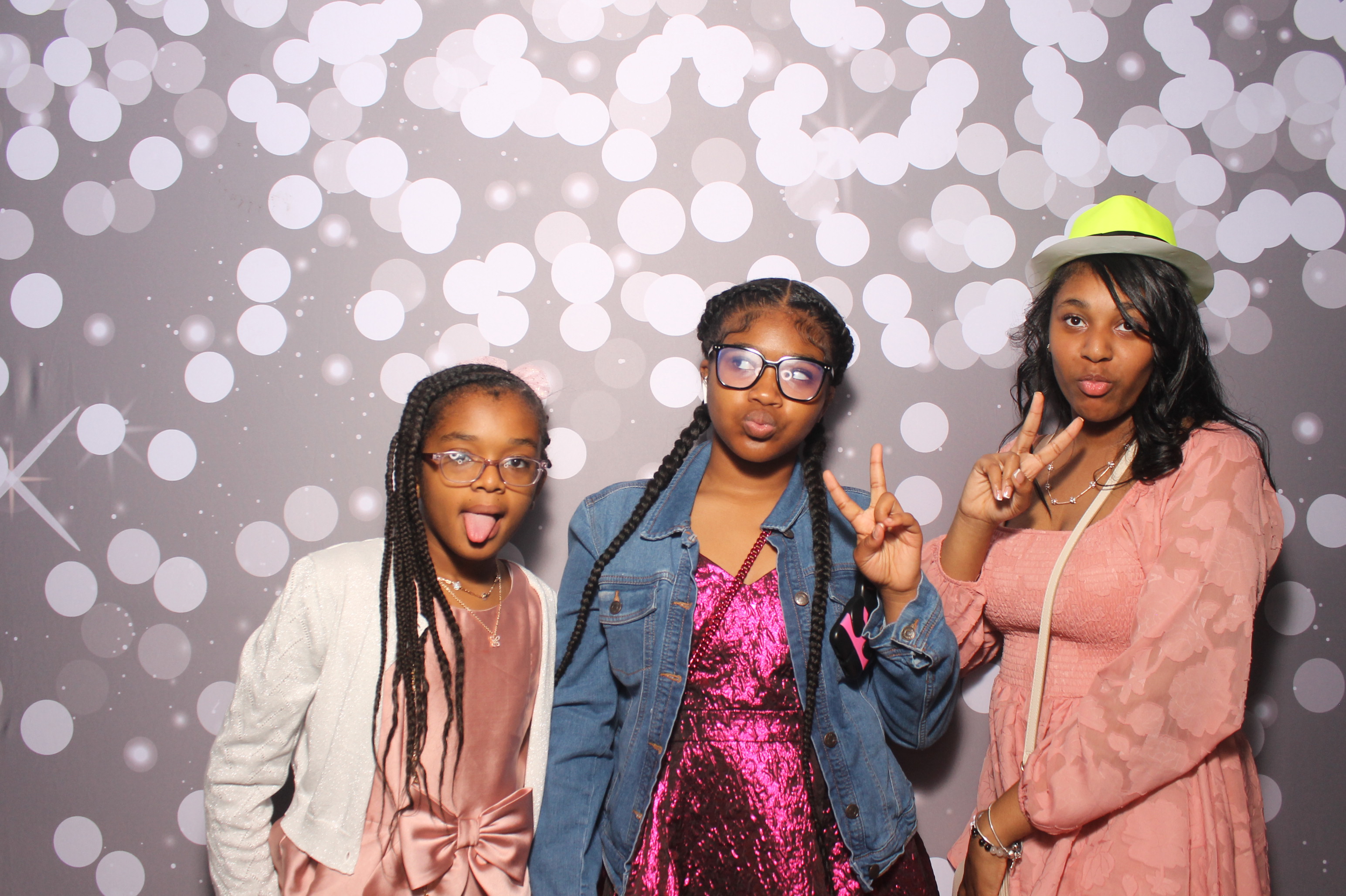 Father Daughter Cupcake Prom | View more photos from the event at gallery.photoboothcincy.com/u/PhotoBoothCincy/Father-Daughter-Cupcake-Prom-1