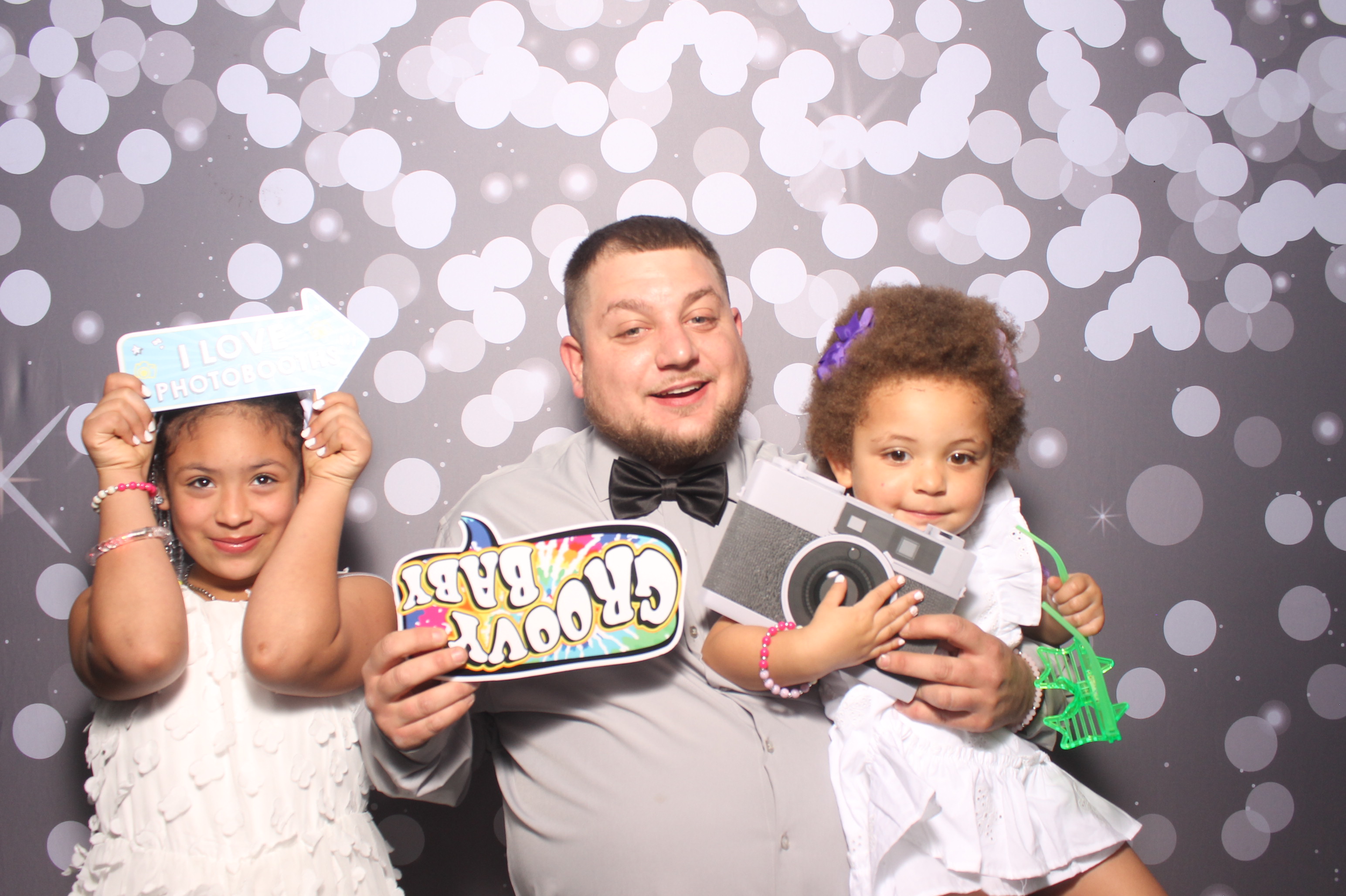 Father Daughter Cupcake Prom | View more photos from the event at gallery.photoboothcincy.com/u/PhotoBoothCincy/Father-Daughter-Cupcake-Prom-1
