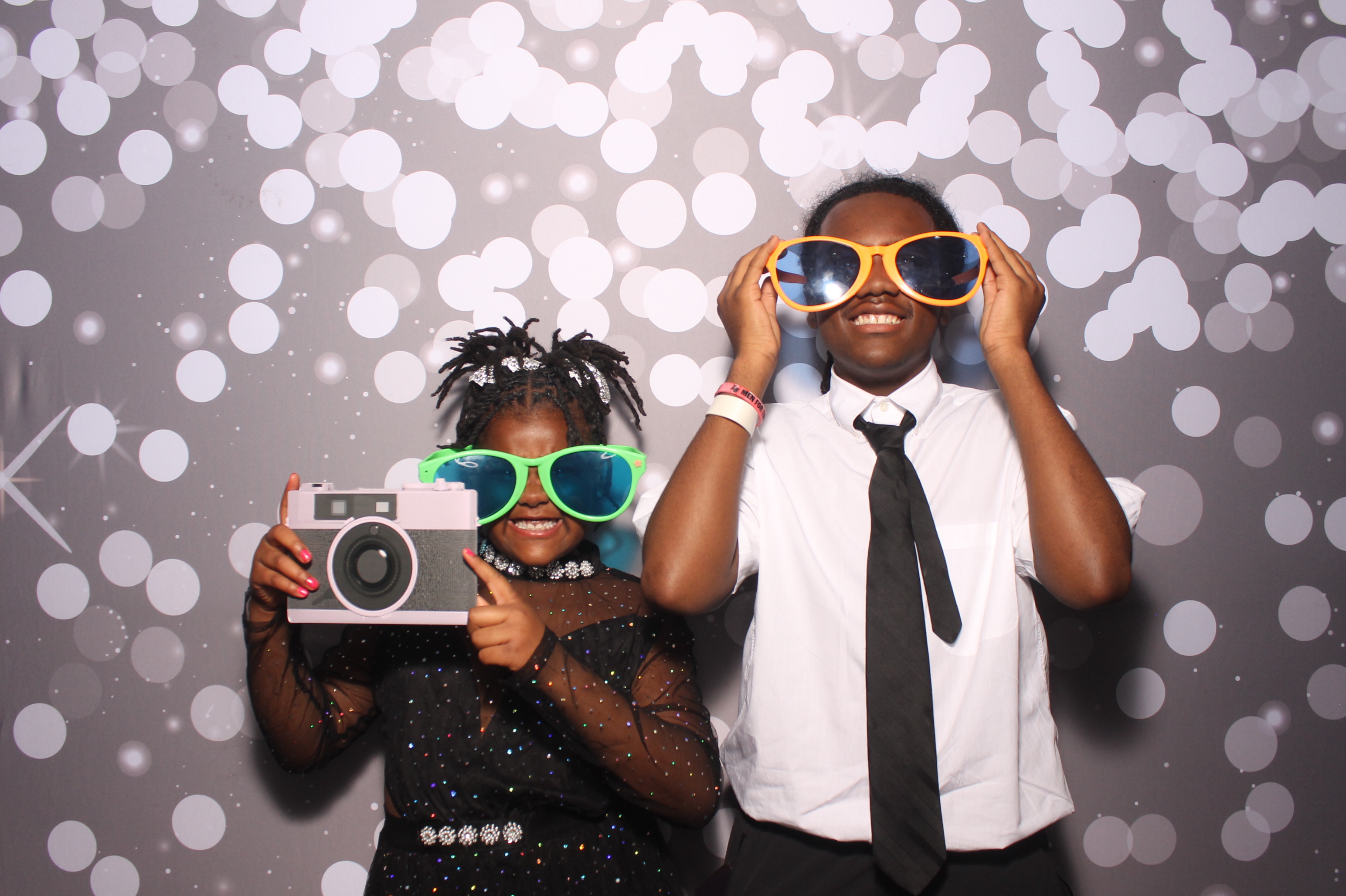 Father Daughter Cupcake Prom | View more photos from the event at gallery.photoboothcincy.com/u/PhotoBoothCincy/Father-Daughter-Cupcake-Prom-1