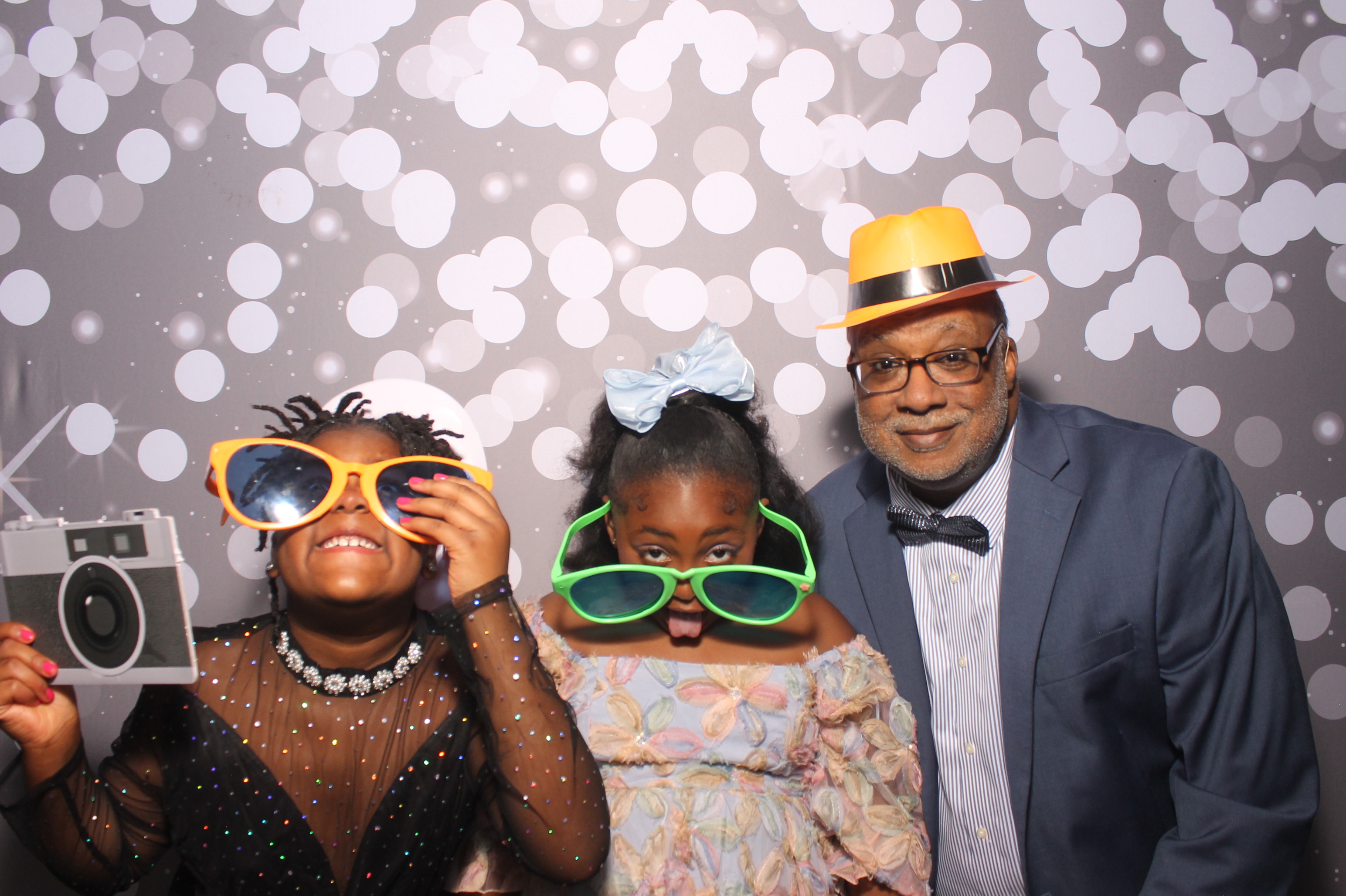 Father Daughter Cupcake Prom | View more photos from the event at gallery.photoboothcincy.com/u/PhotoBoothCincy/Father-Daughter-Cupcake-Prom-1