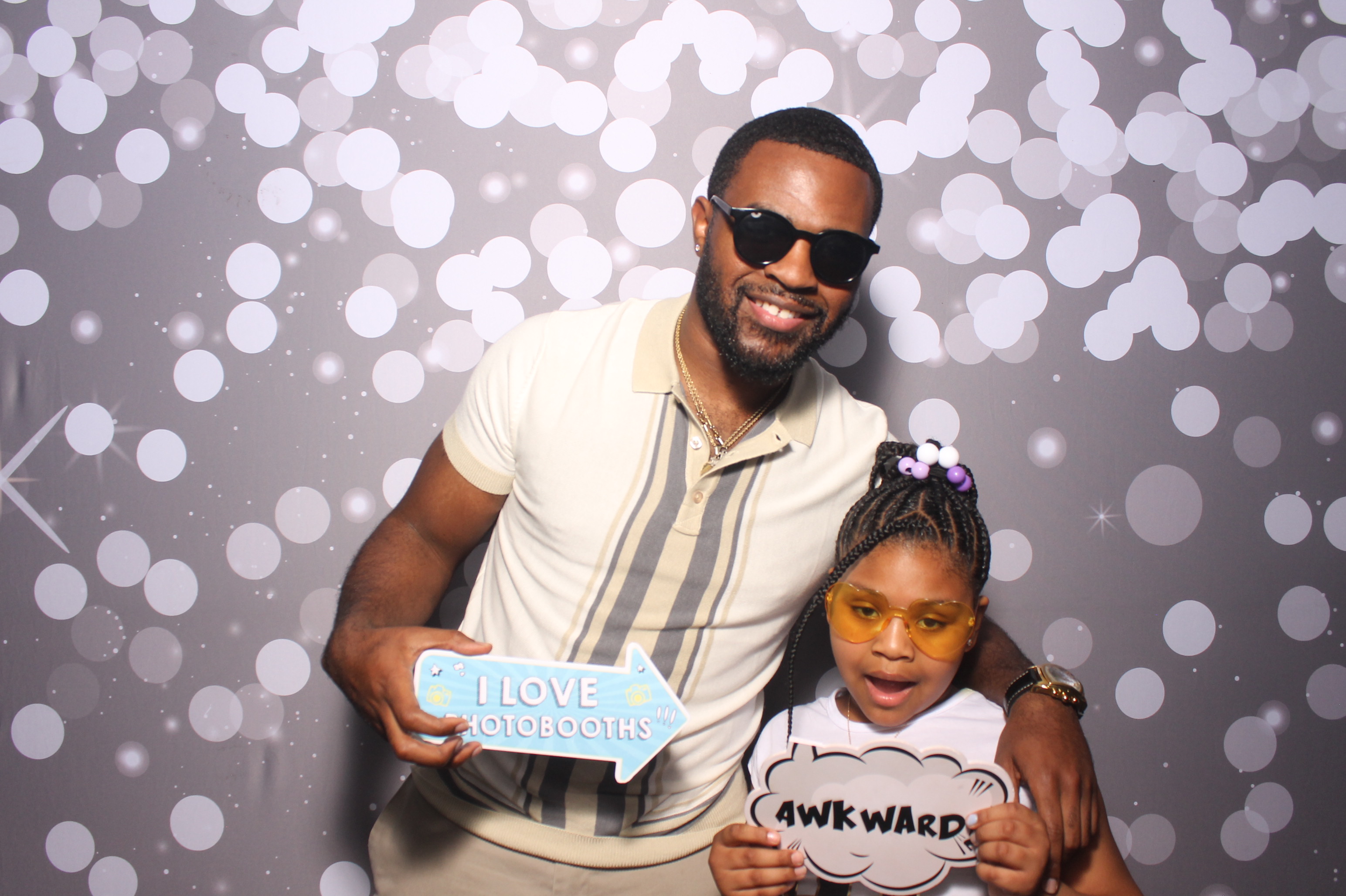 Father Daughter Cupcake Prom | View more photos from the event at gallery.photoboothcincy.com/u/PhotoBoothCincy/Father-Daughter-Cupcake-Prom-1