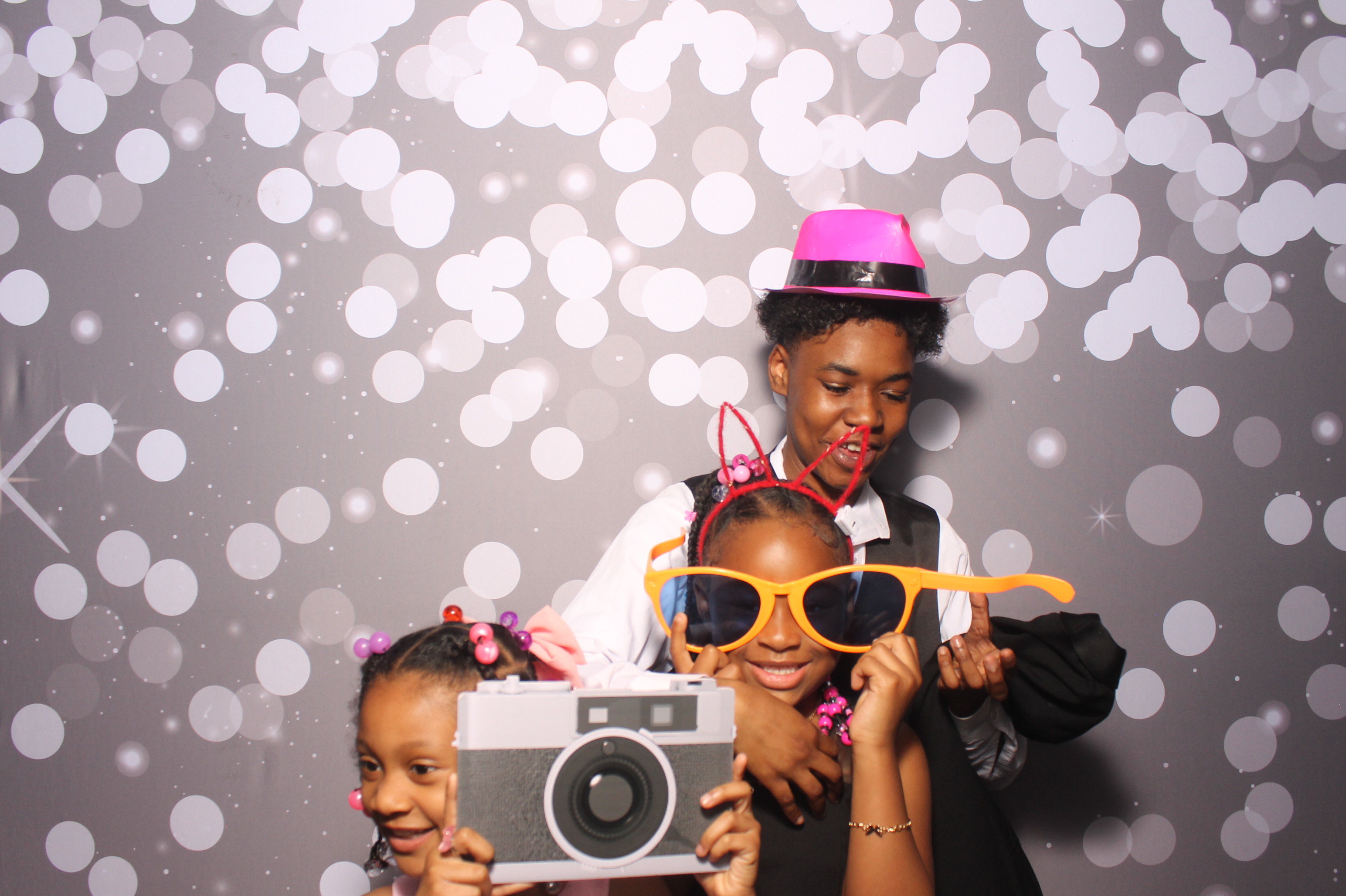 Father Daughter Cupcake Prom | View more photos from the event at gallery.photoboothcincy.com/u/PhotoBoothCincy/Father-Daughter-Cupcake-Prom-1