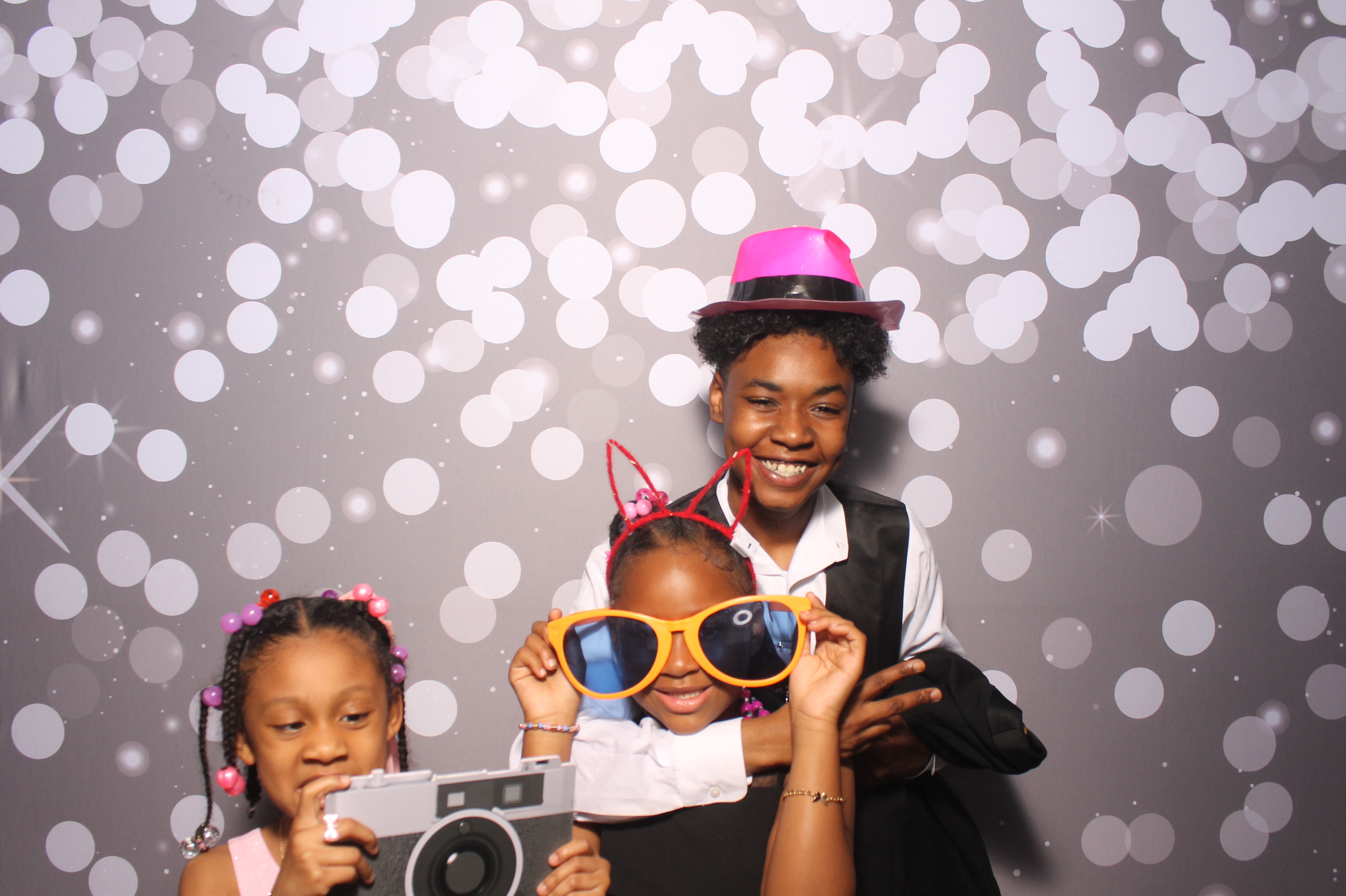 Father Daughter Cupcake Prom | View more photos from the event at gallery.photoboothcincy.com/u/PhotoBoothCincy/Father-Daughter-Cupcake-Prom-1