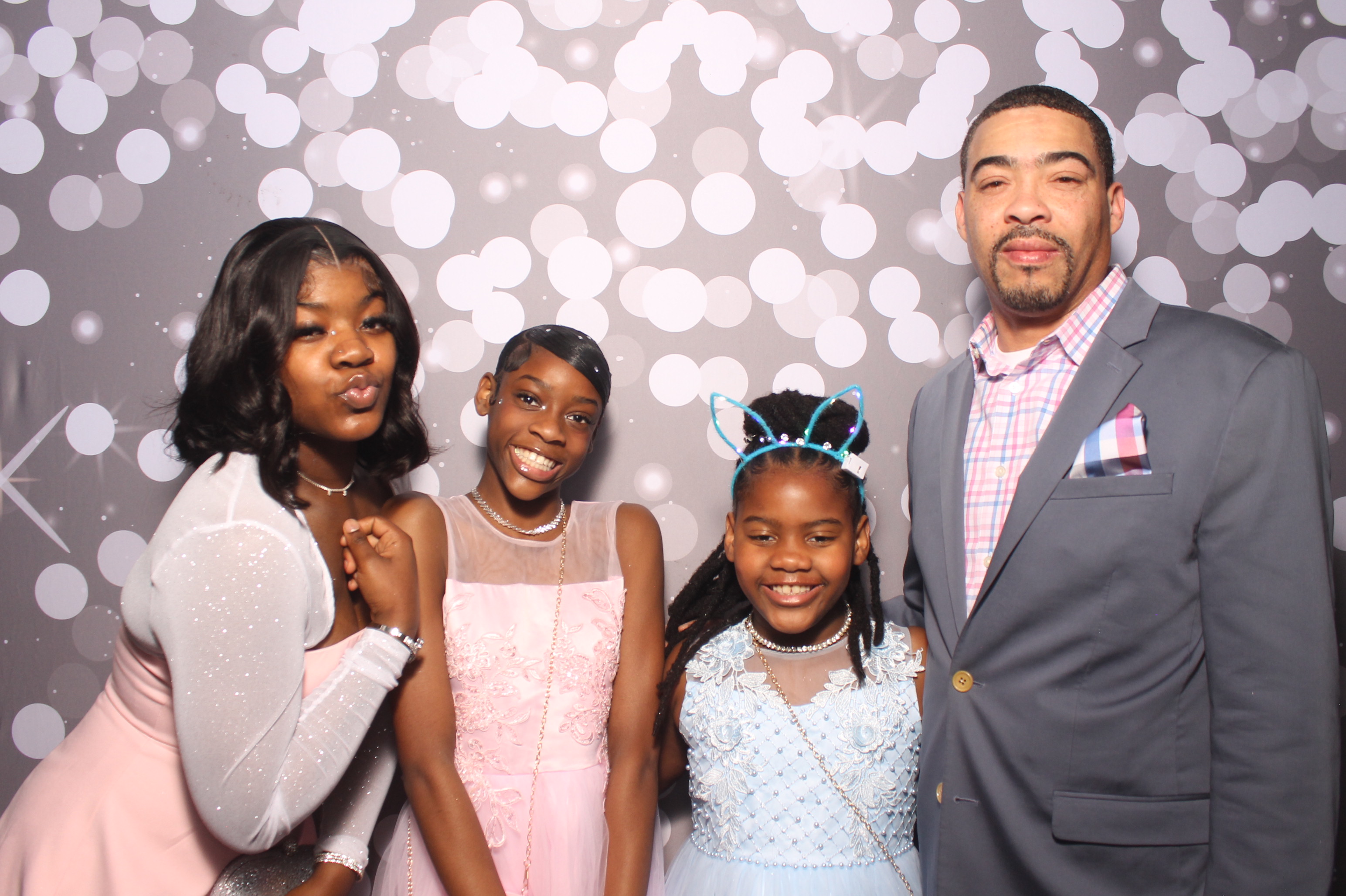 Father Daughter Cupcake Prom | View more photos from the event at gallery.photoboothcincy.com/u/PhotoBoothCincy/Father-Daughter-Cupcake-Prom-1