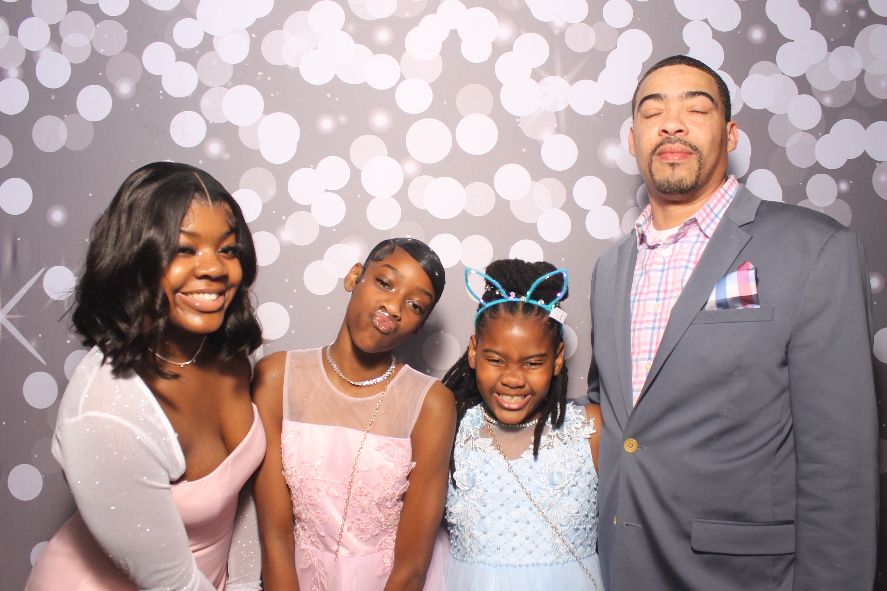 Father Daughter Cupcake Prom | View more photos from the event at gallery.photoboothcincy.com/u/PhotoBoothCincy/Father-Daughter-Cupcake-Prom-1