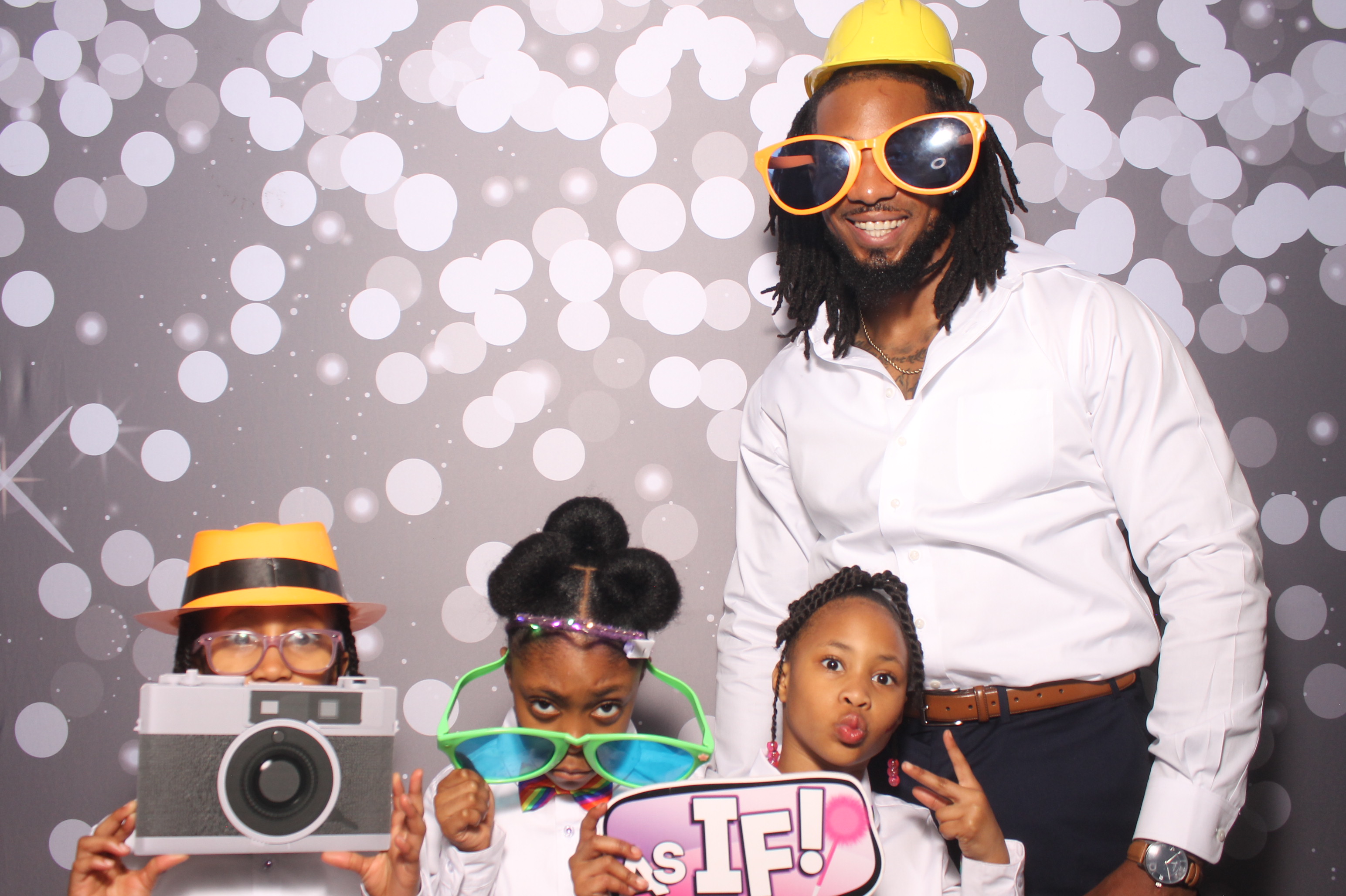 Father Daughter Cupcake Prom | View more photos from the event at gallery.photoboothcincy.com/u/PhotoBoothCincy/Father-Daughter-Cupcake-Prom-1