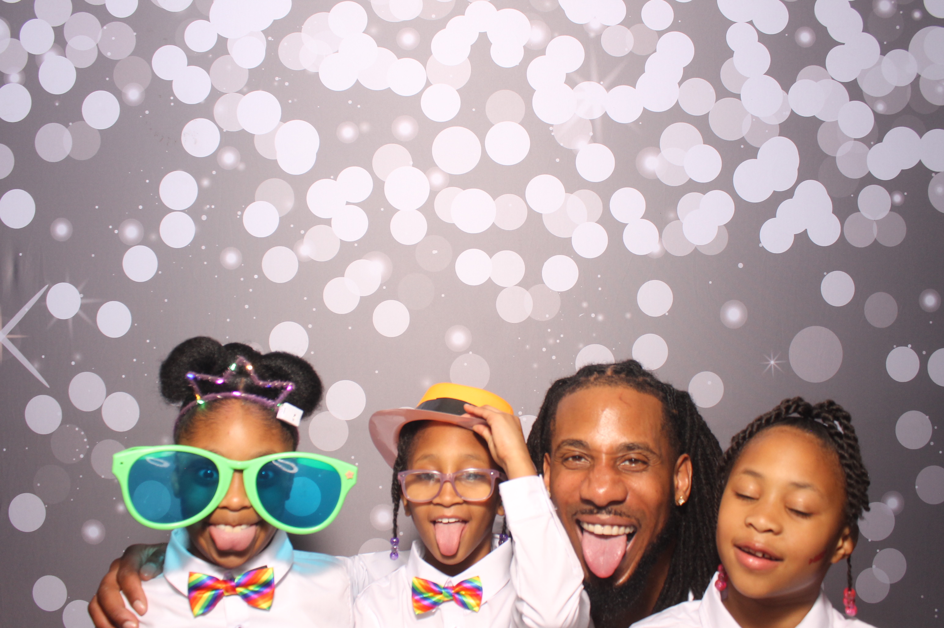Father Daughter Cupcake Prom | View more photos from the event at gallery.photoboothcincy.com/u/PhotoBoothCincy/Father-Daughter-Cupcake-Prom-1