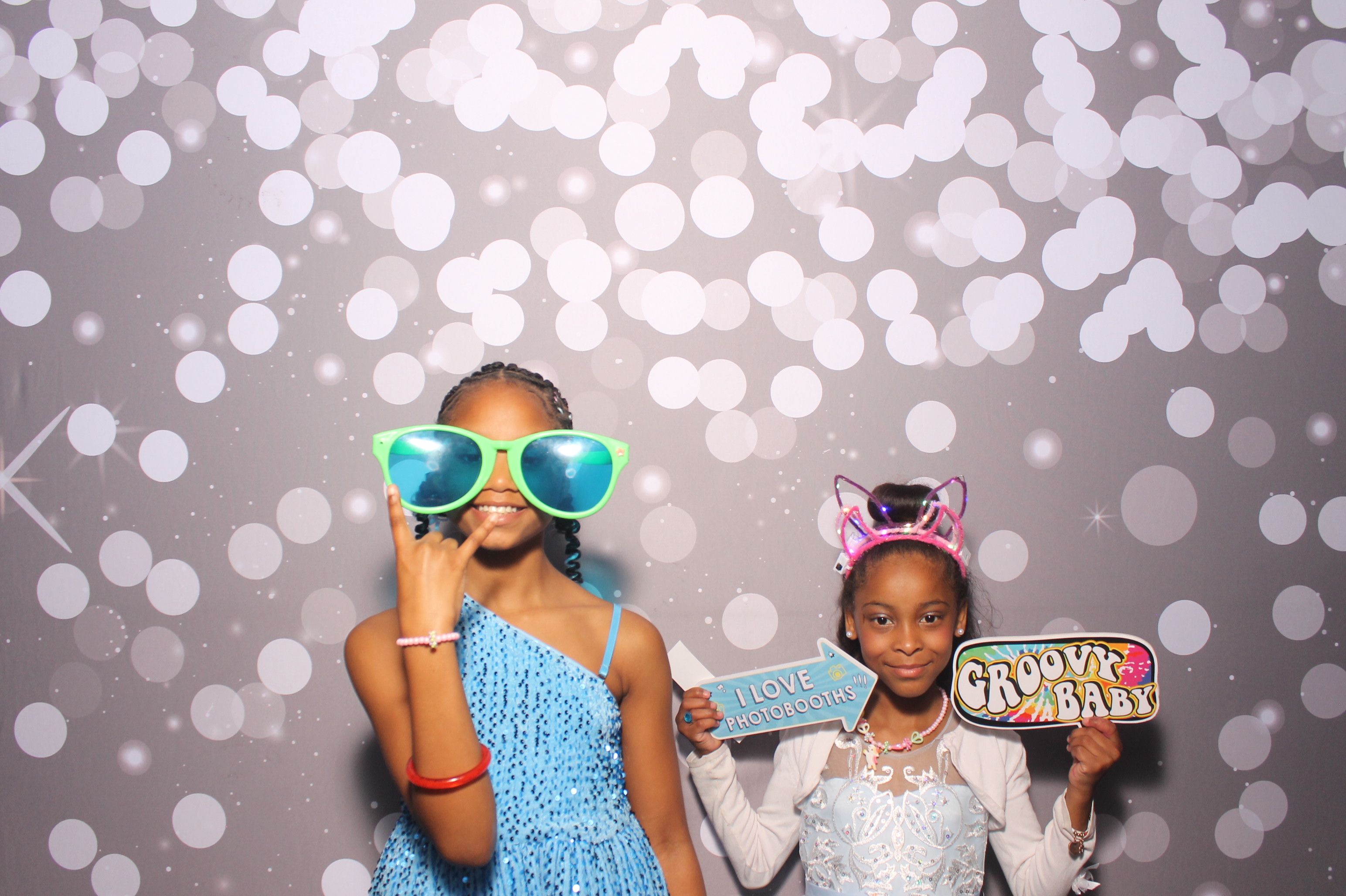 Father Daughter Cupcake Prom | View more photos from the event at gallery.photoboothcincy.com/u/PhotoBoothCincy/Father-Daughter-Cupcake-Prom-1