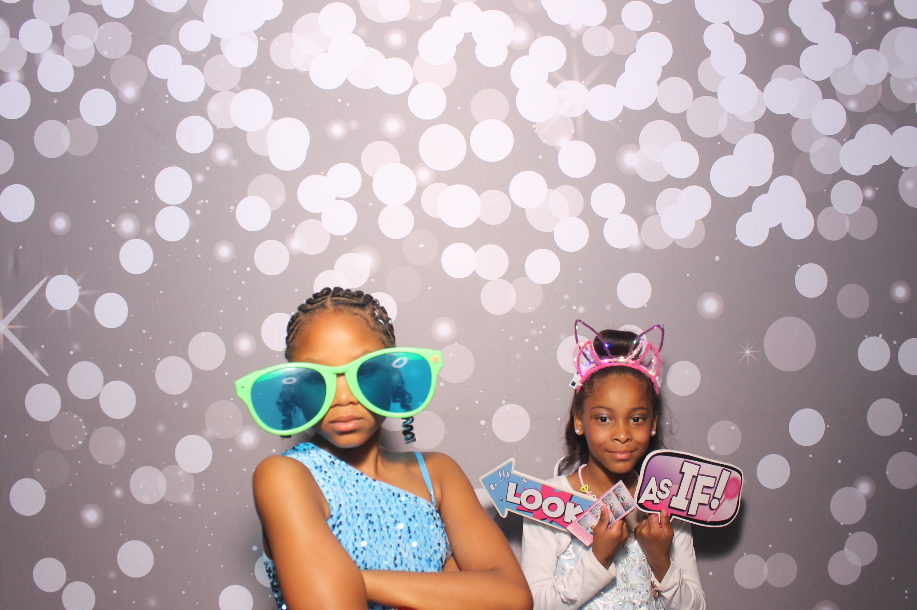 Father Daughter Cupcake Prom | View more photos from the event at gallery.photoboothcincy.com/u/PhotoBoothCincy/Father-Daughter-Cupcake-Prom-1